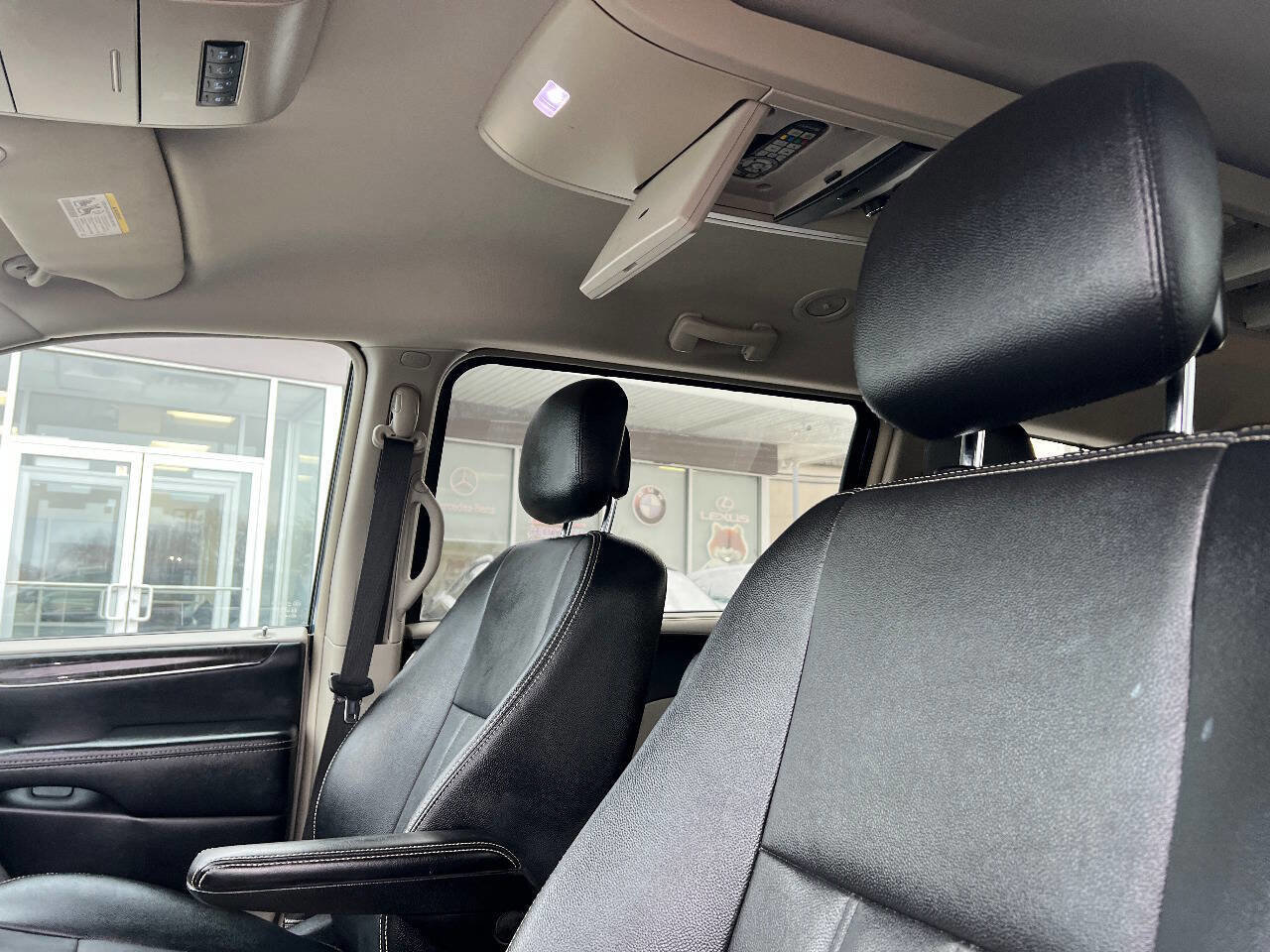 Used 2015 Chrysler Town & Country Touring w/ Driver Convenience Group image 18