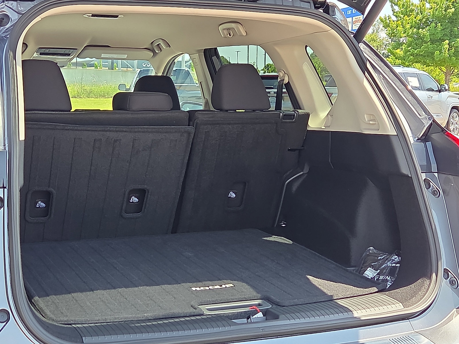 Used 2025 Nissan Rogue SV FWD image 9