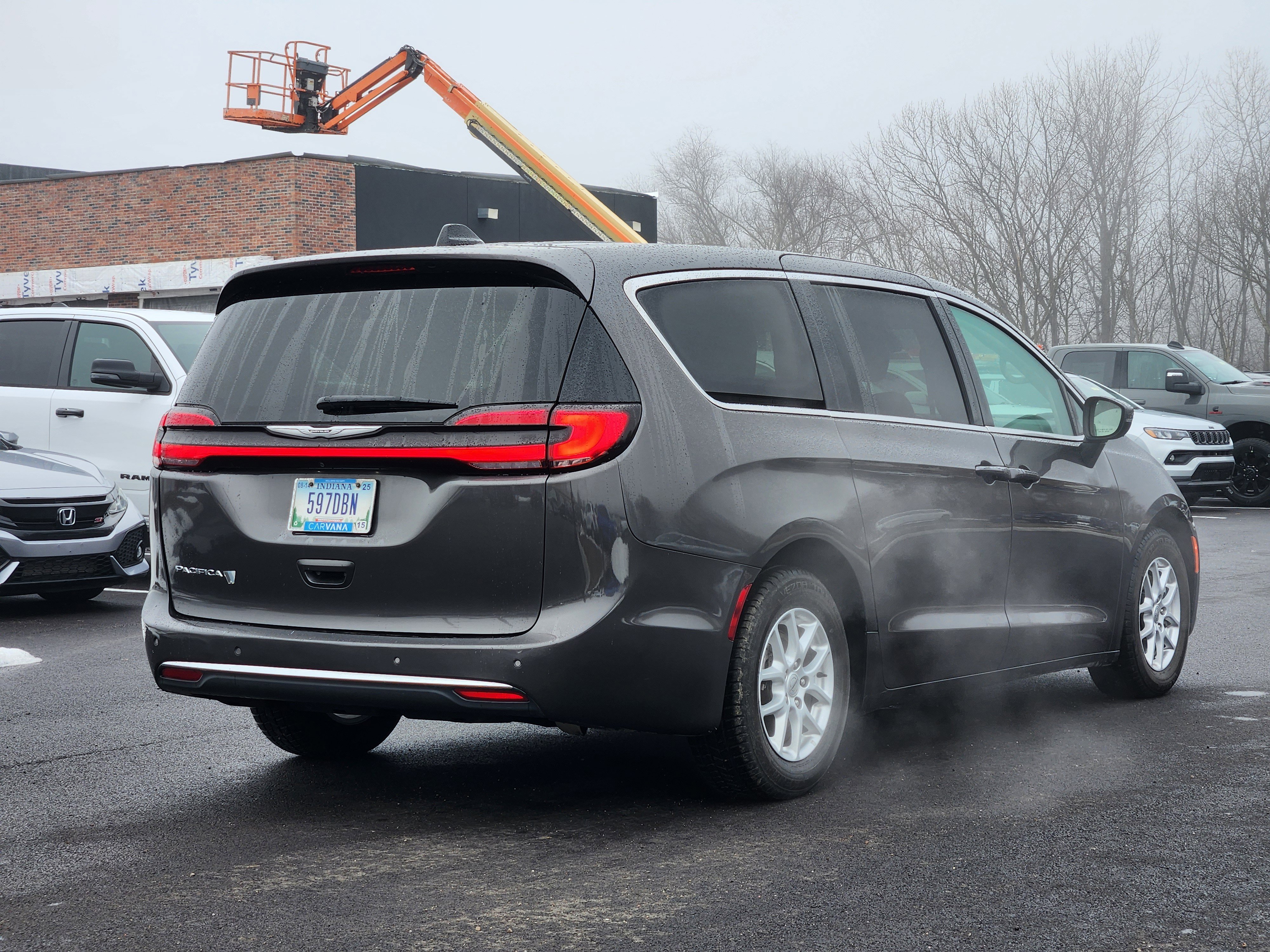 Used 2023 Chrysler Pacifica Touring-L image 13