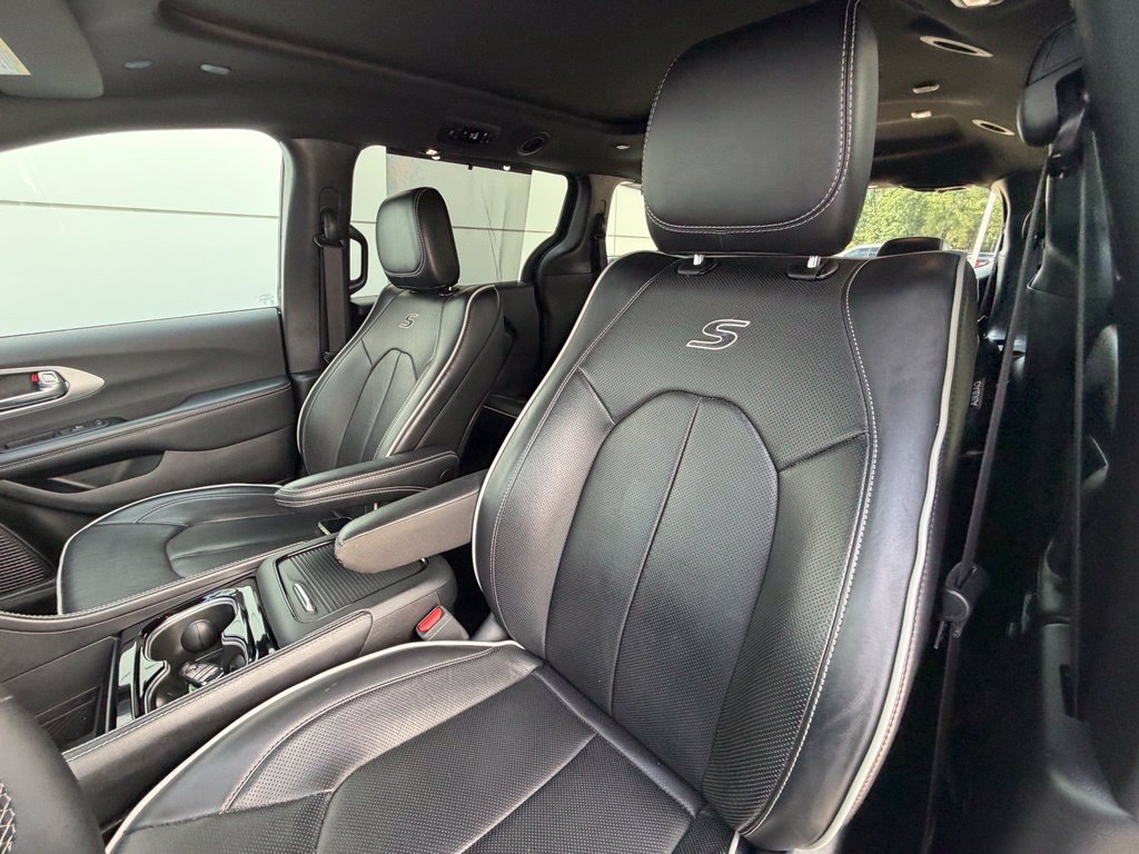 Used 2025 Chrysler Pacifica Limited FWD image 15