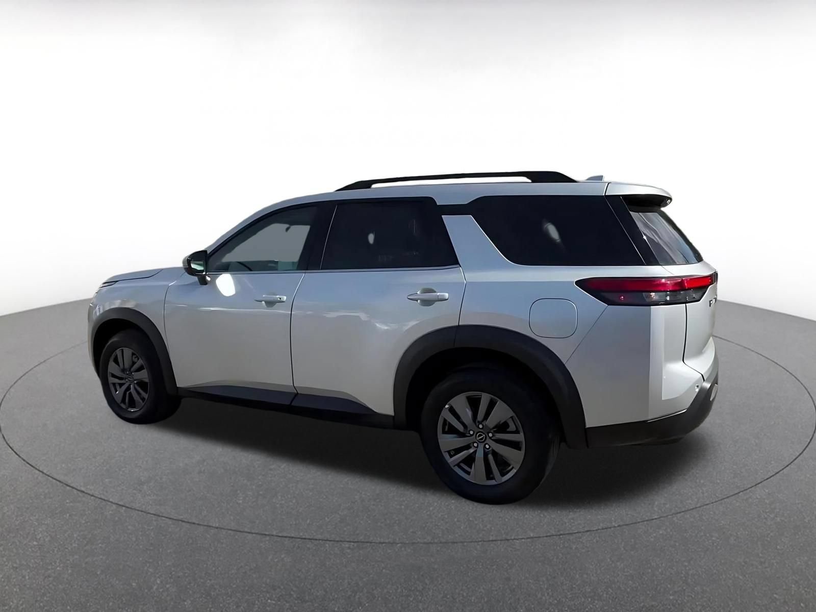 Used 2025 Nissan Pathfinder SV FWD image 10