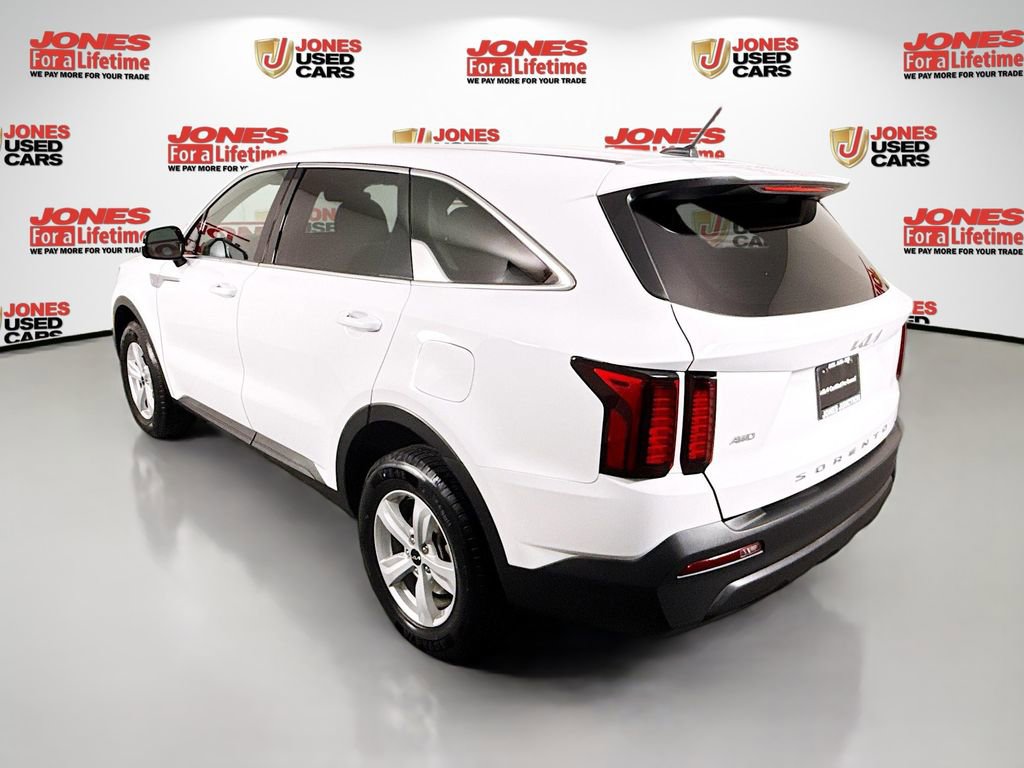 Used 2022 Kia Sorento LX image 2