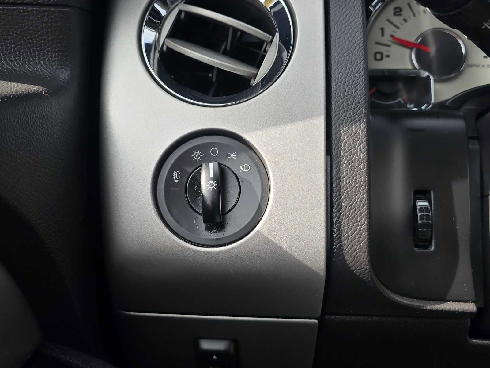 Used 2013 Ford Expedition Limited image 30