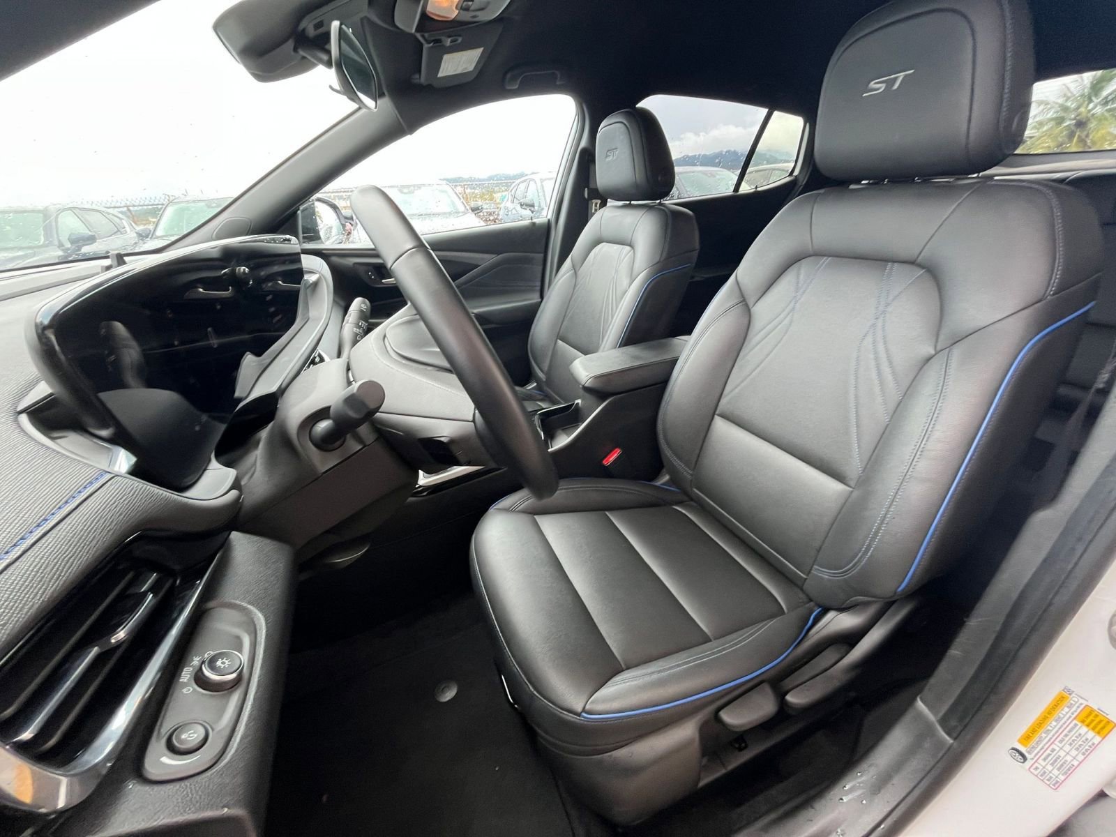 Used 2025 Buick Envista Sport Touring image 38