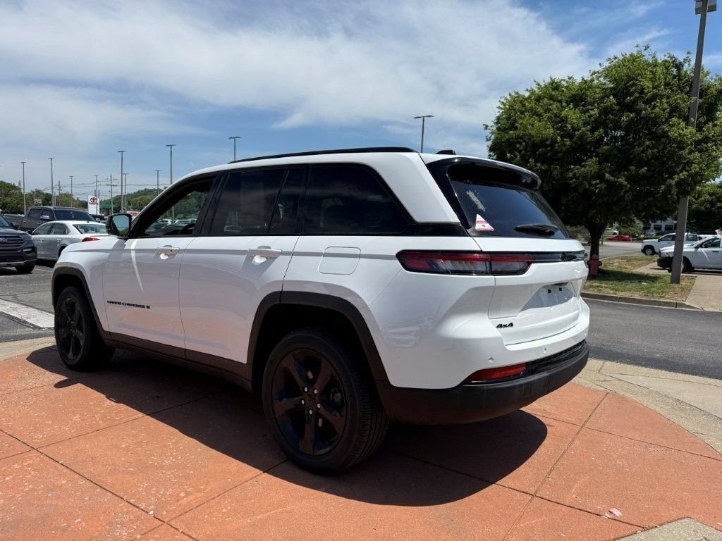 Used 2023 Jeep Grand Cherokee Altitude AWD/4WD image 4