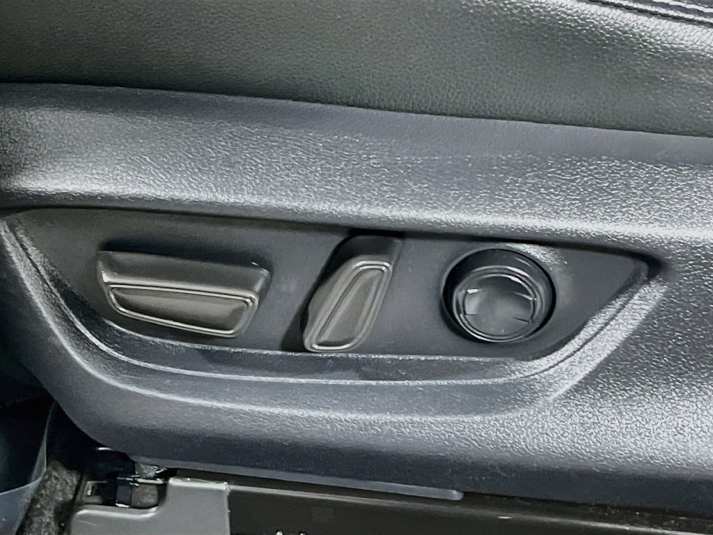 Used 2025 Toyota Camry SE FWD image 13