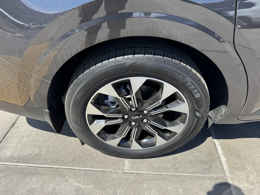 Used 2024 Kia Carnival EX FWD image 15