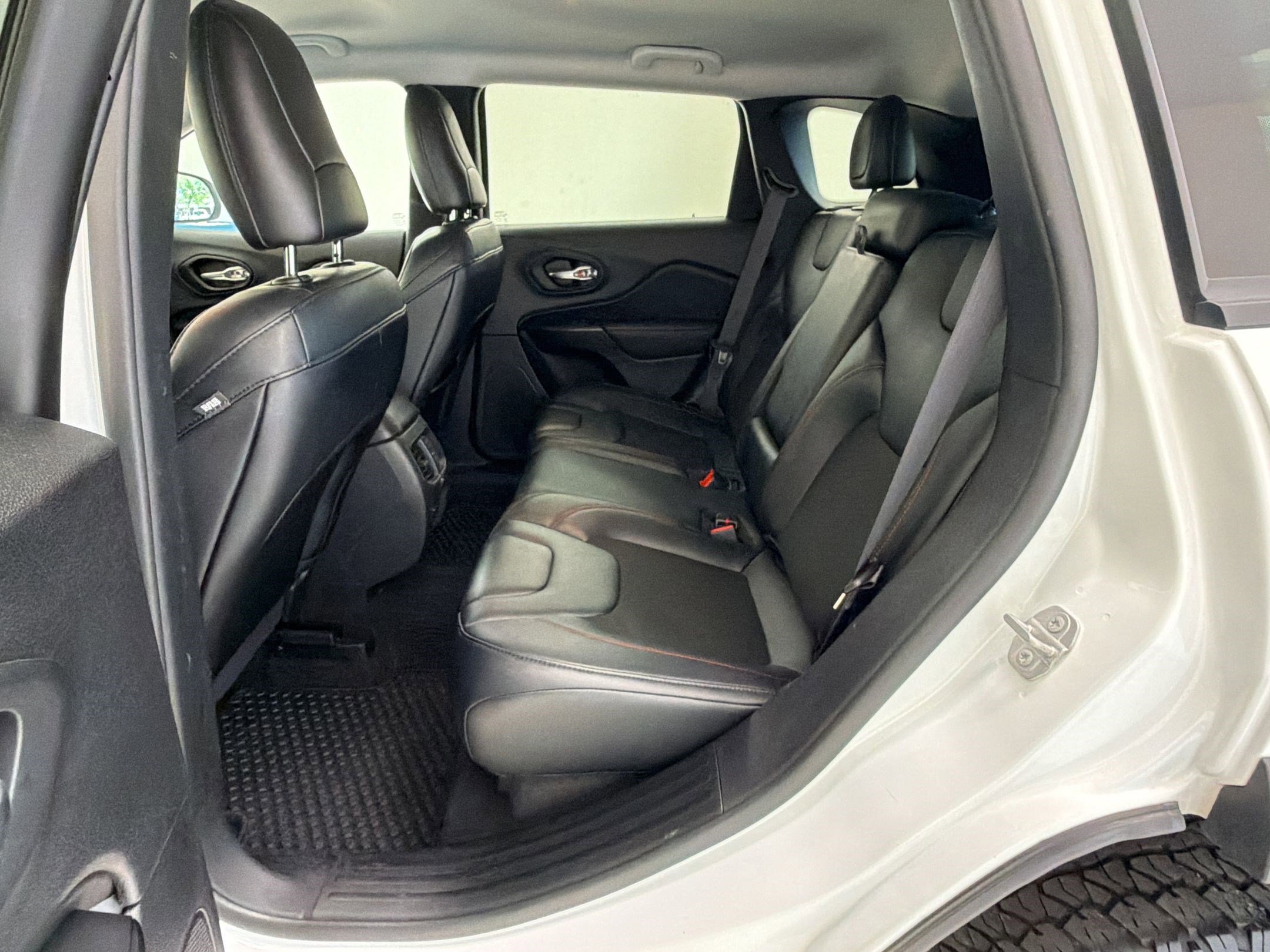 Used 2022 Jeep Cherokee Trailhawk image 15