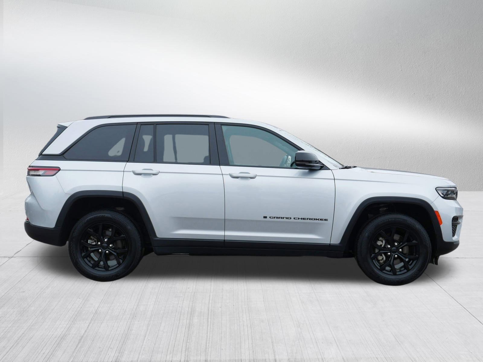 Used 2024 Jeep Grand Cherokee Altitude image 8