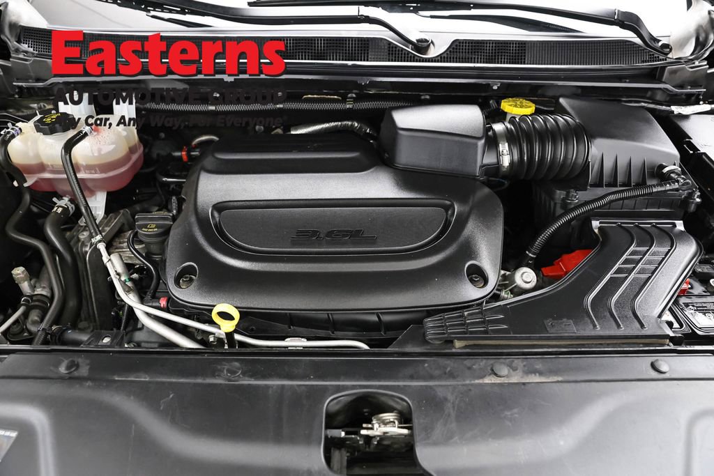 Used 2023 Chrysler Pacifica Touring-L FWD image 7