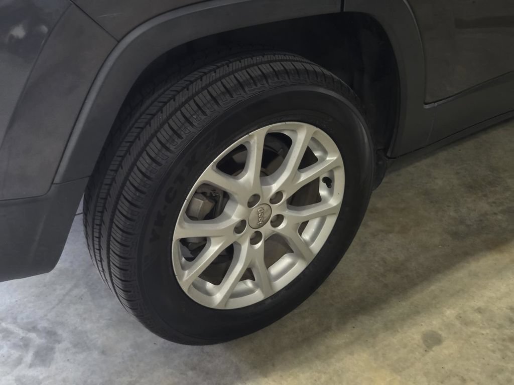 Used 2016 Jeep Cherokee Latitude w/ Safety/Convenience Group FWD image 9