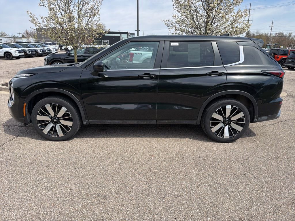 Used 2025 Mitsubishi Outlander SE AWD/4WD image 2