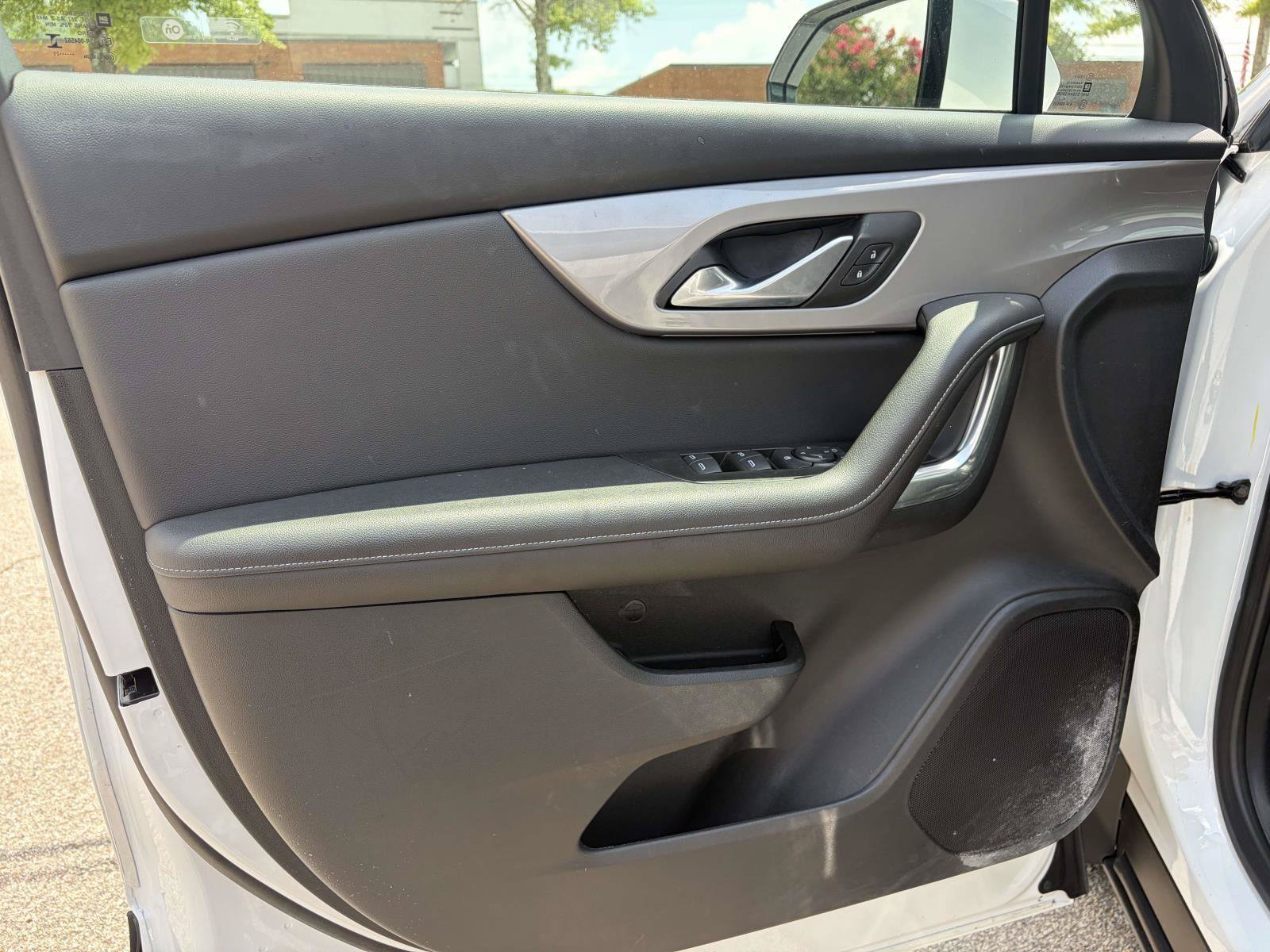 Used 2025 Chevrolet Blazer LT FWD image 4