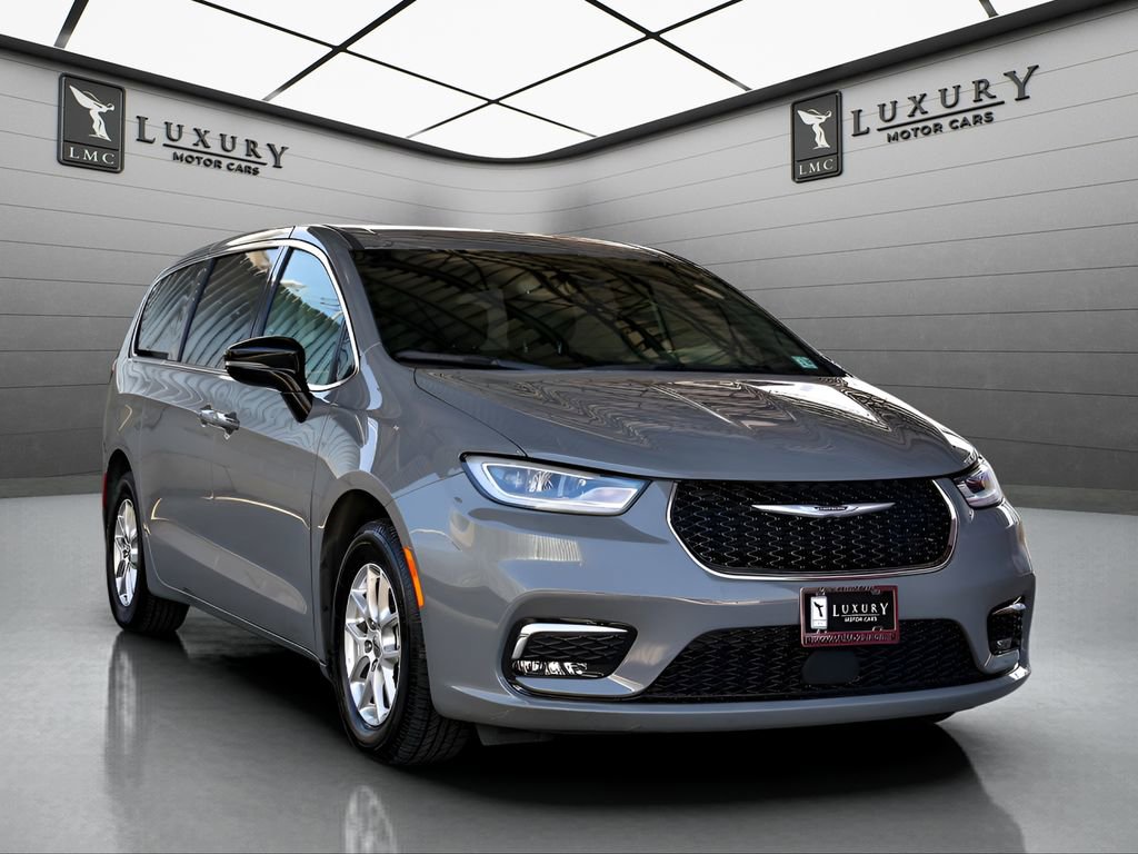 Used 2025 Chrysler Pacifica Select