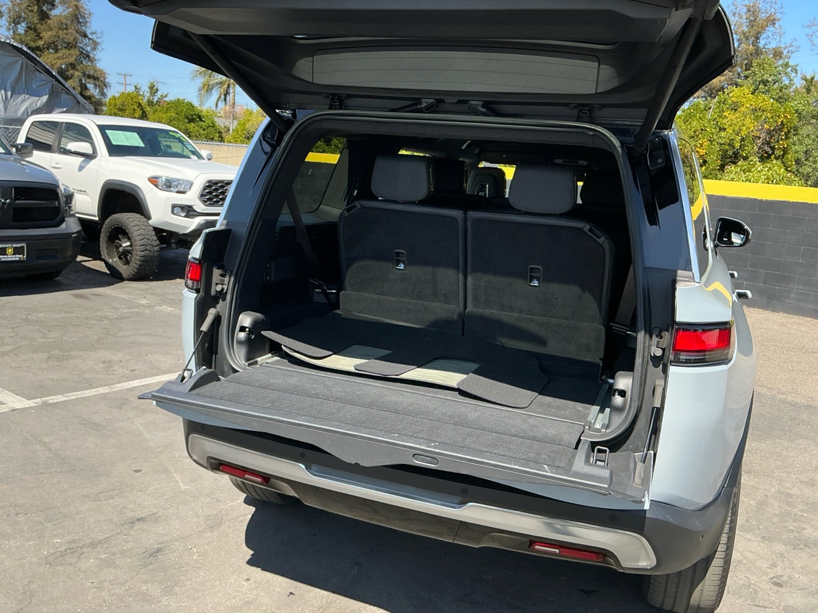 Used 2024 Rivian R1S Adventure AWD/4WD image 23