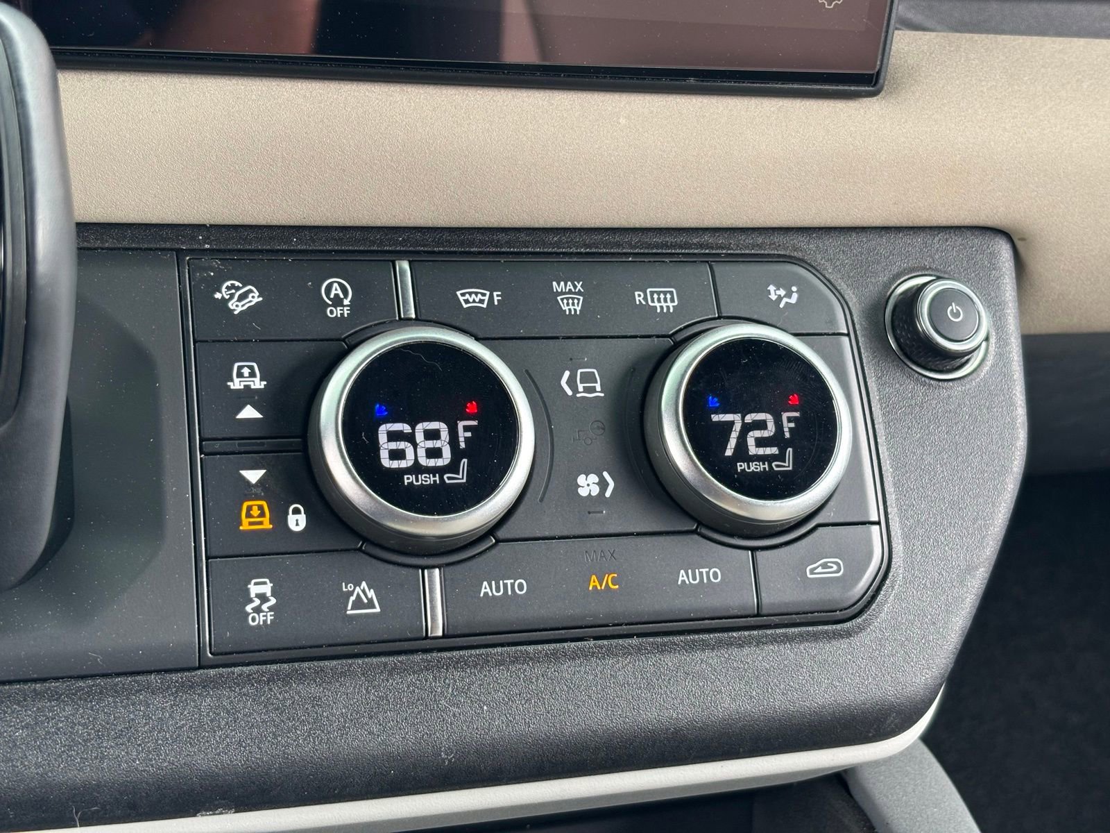 Used 2023 Land Rover Defender 130 X-Dynamic SE image 24