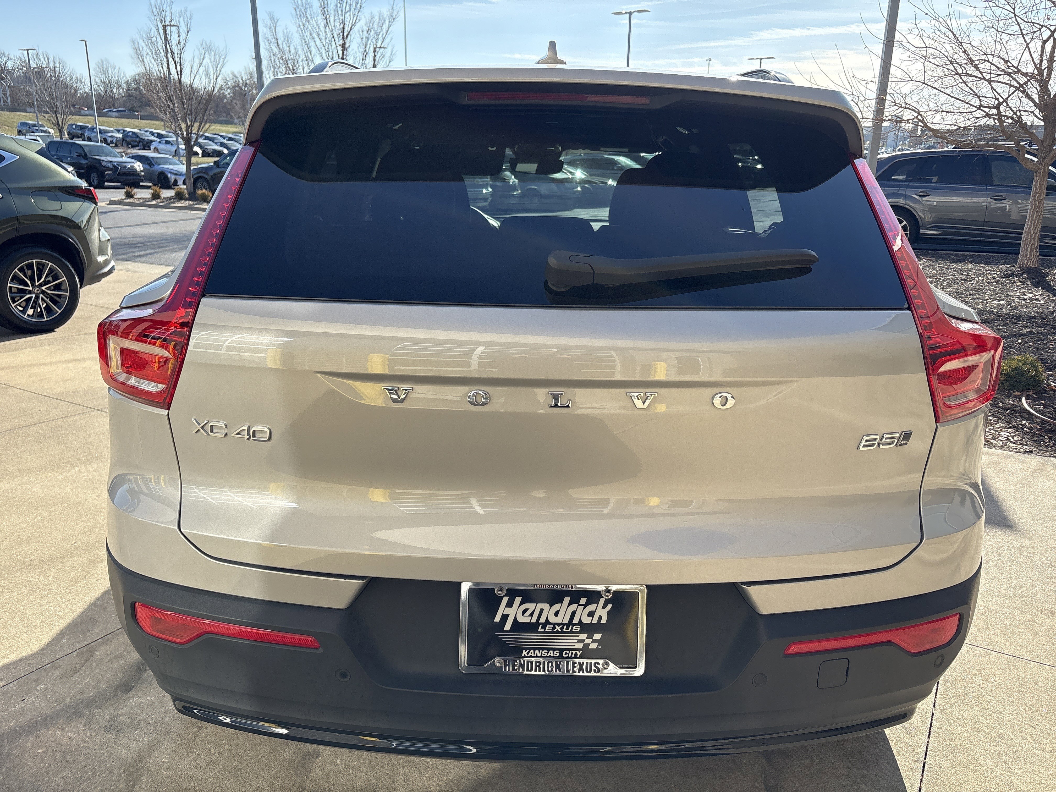 Used 2025 Volvo XC40 B5 Plus image 28