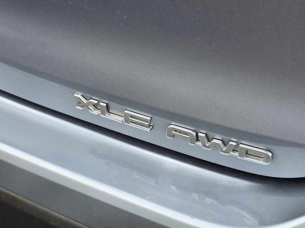 Used 2021 Toyota Highlander XLE AWD/4WD image 12