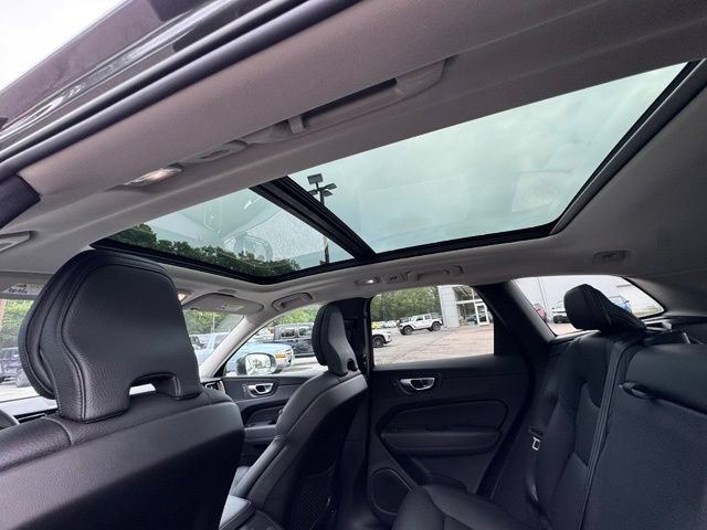 Used 2022 Volvo XC60 B5 Momentum w/ Climate Package AWD/4WD image 12