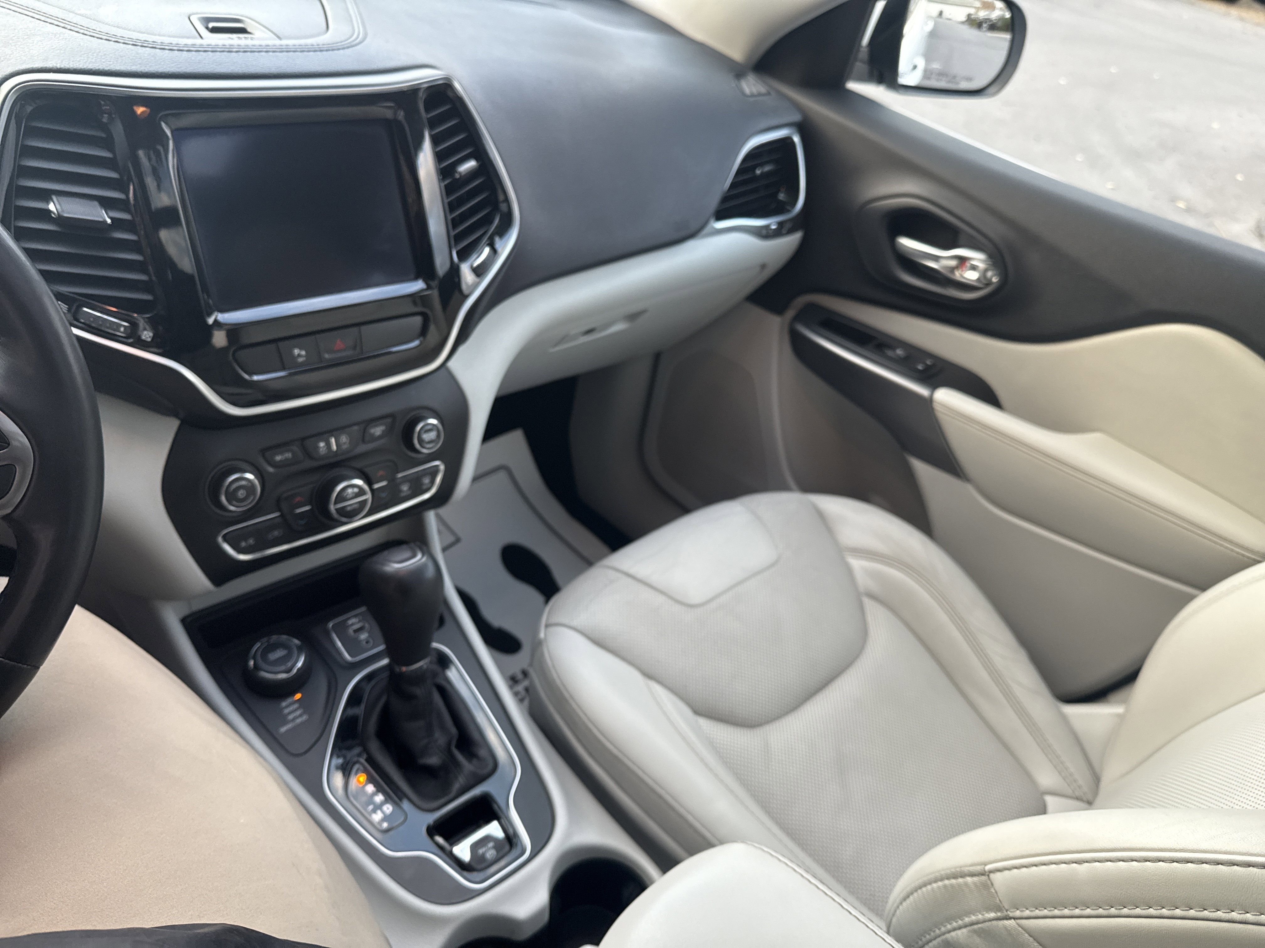 Used 2019 Jeep Cherokee Limited image 22