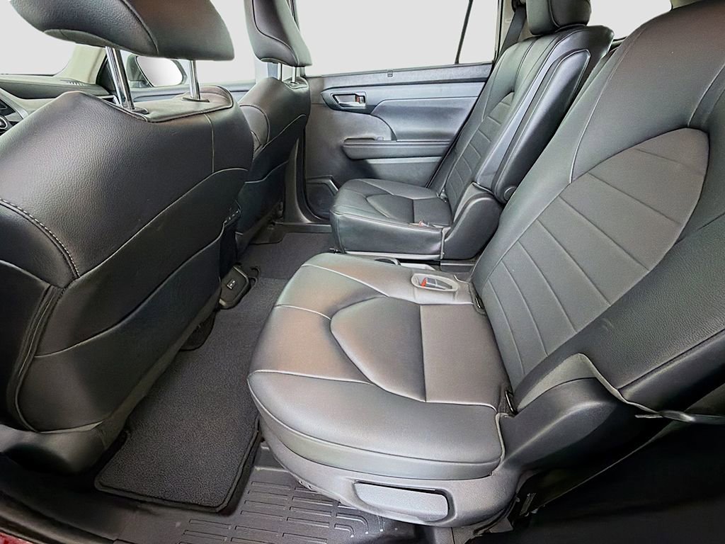 Used 2023 Toyota Highlander XLE AWD/4WD image 25
