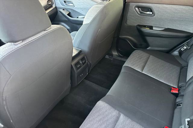 Used 2023 Nissan Rogue SV image 11