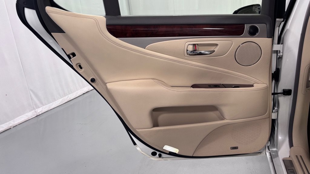Used 2015 Lexus LS 460 AWD w/ Comfort Package image 24