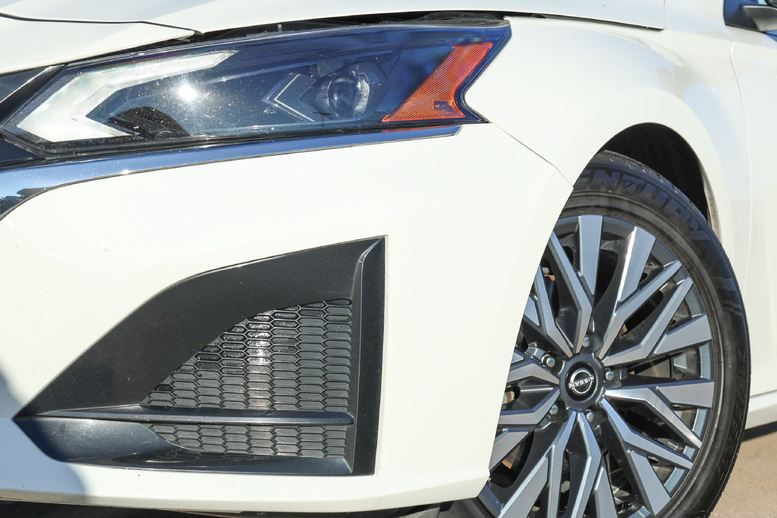 Used 2025 Nissan Altima 2.5 SV FWD image 10