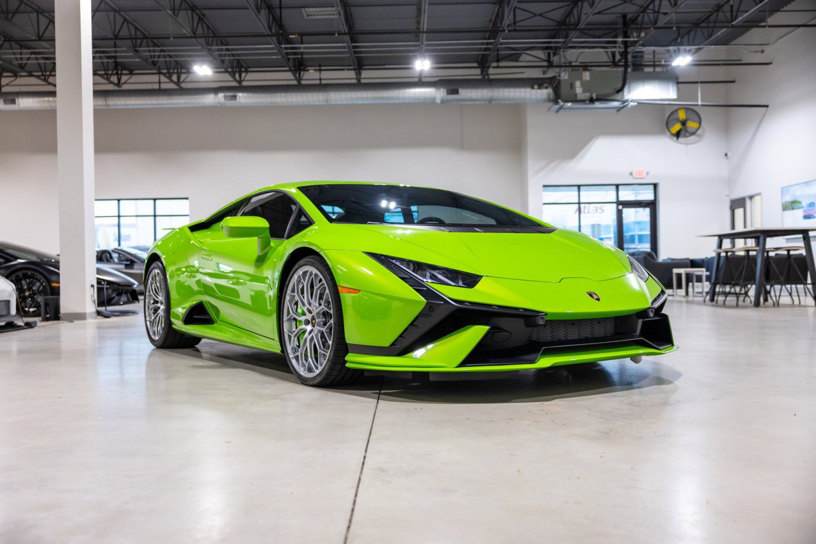 Used 2024 Lamborghini Huracan Tecnica image 3