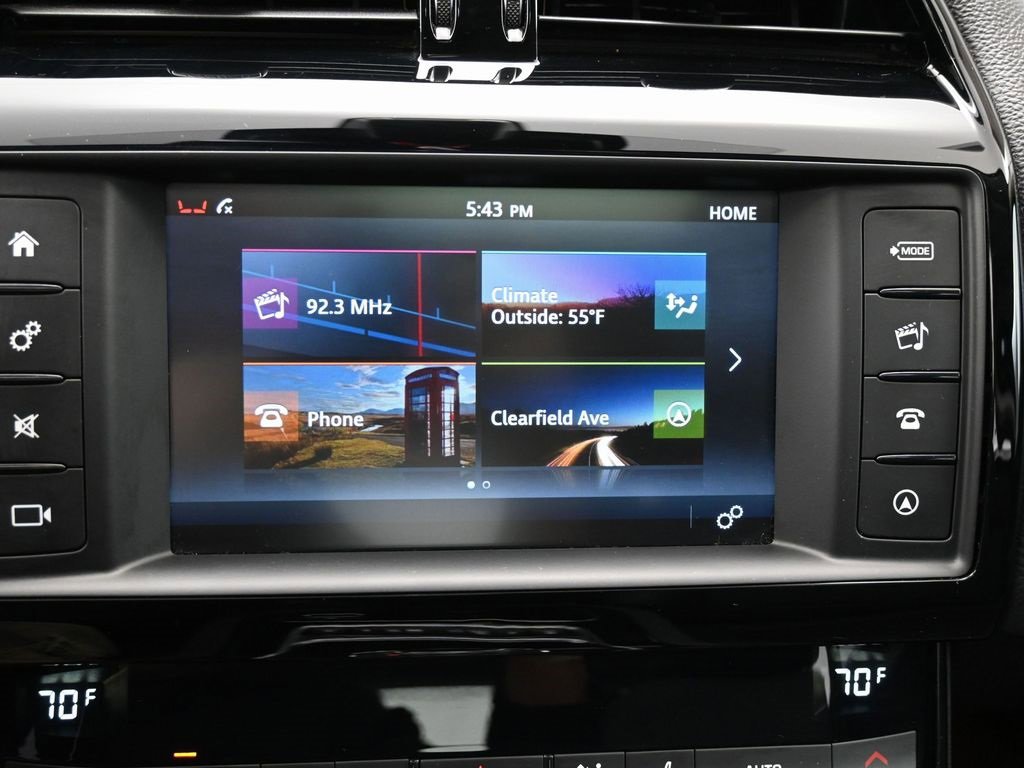 Used 2017 Jaguar XE Premium image 25