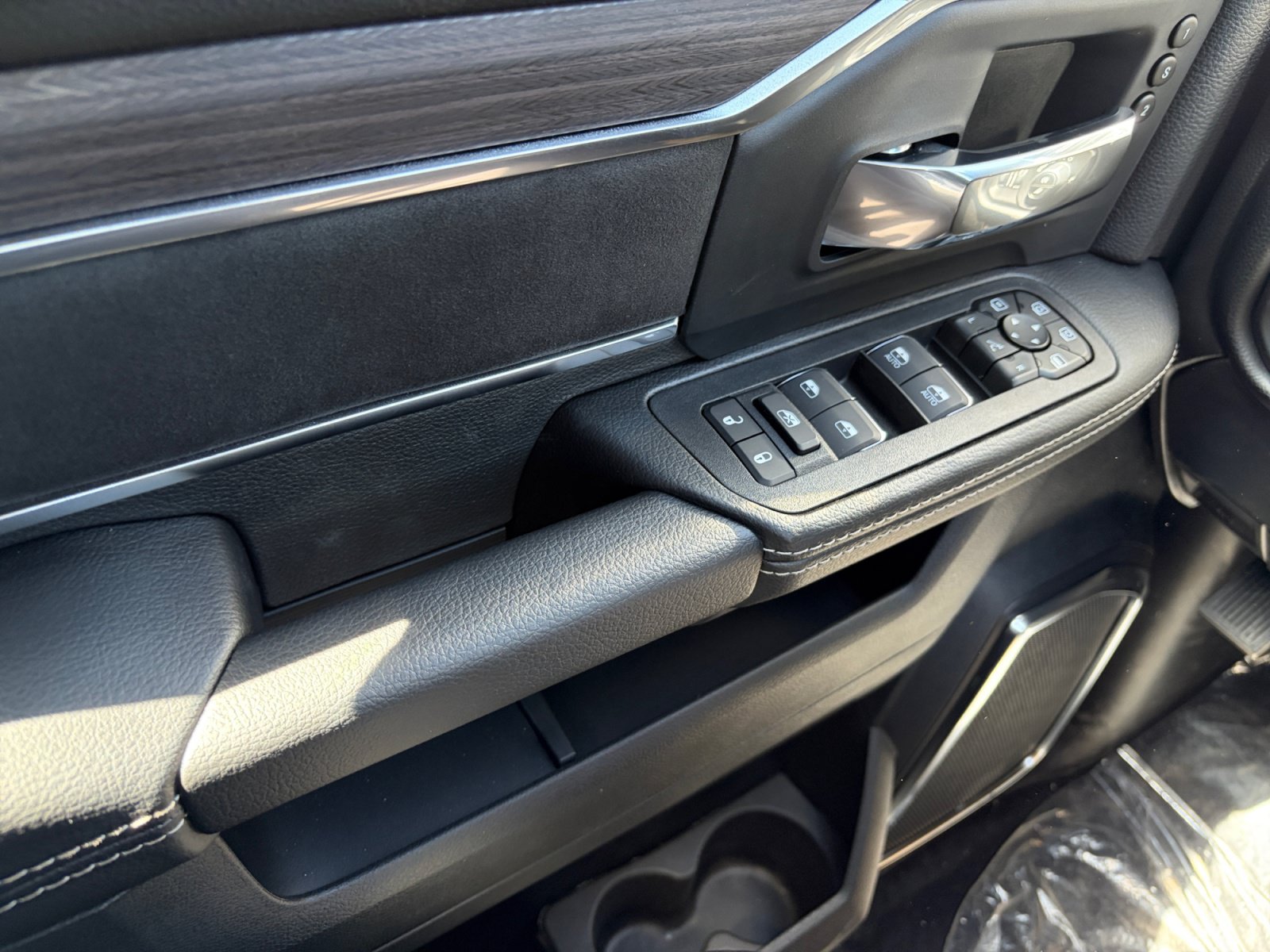 New 2026 RAM 2500 Laramie AWD/4WD image 13