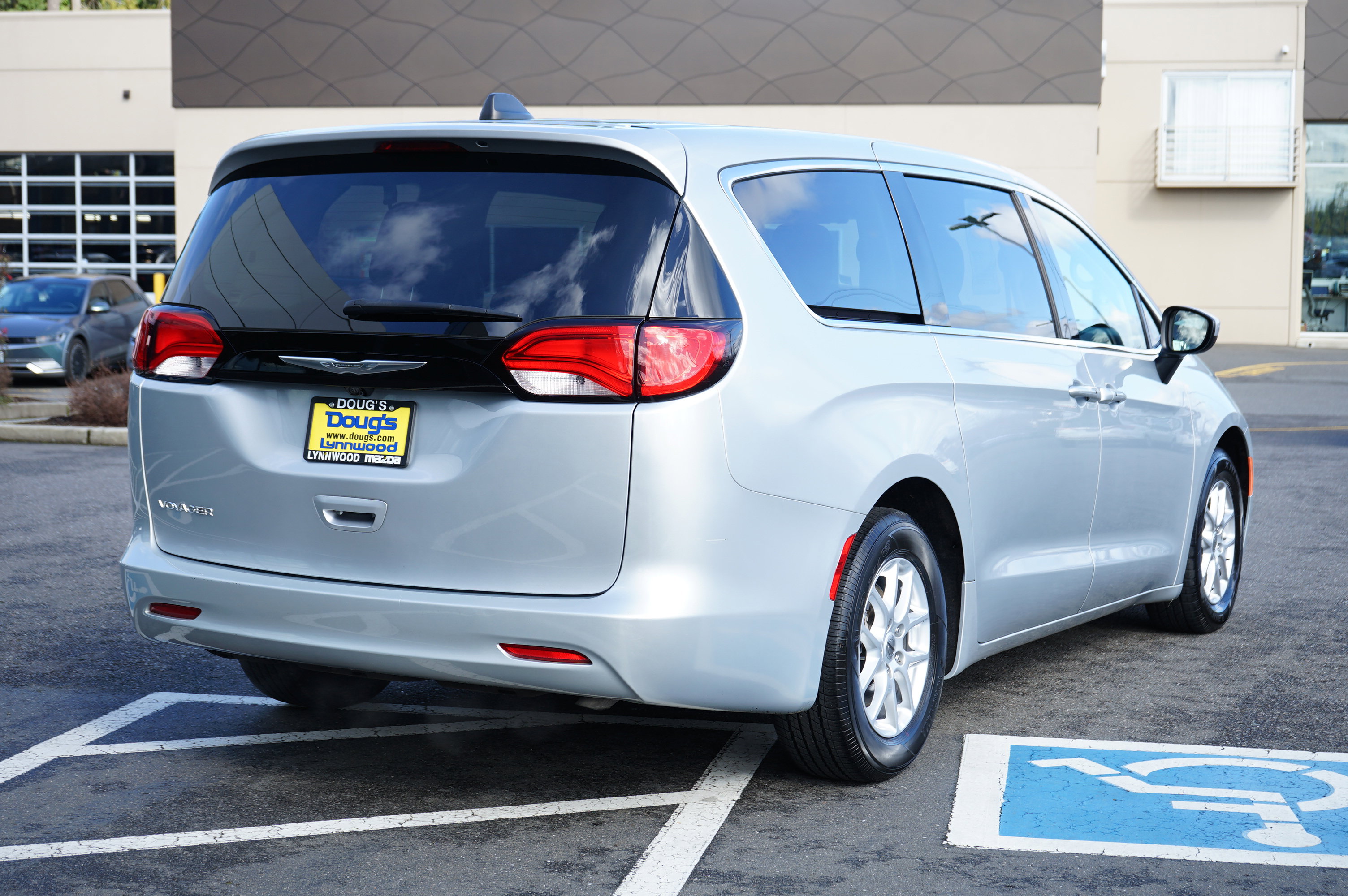 Used 2023 Chrysler Voyager LX image 3