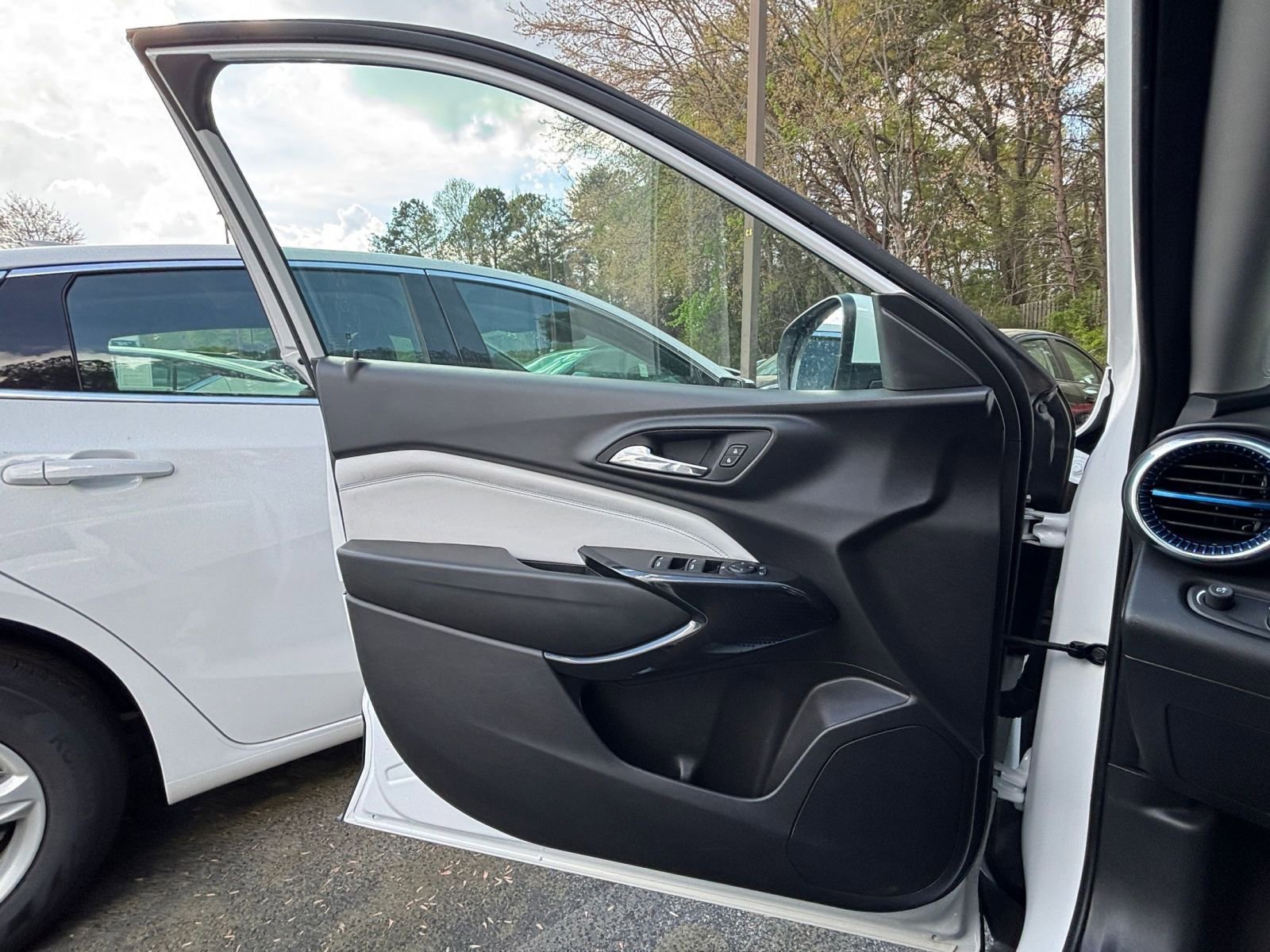 Used 2025 Chevrolet Trax LT image 18