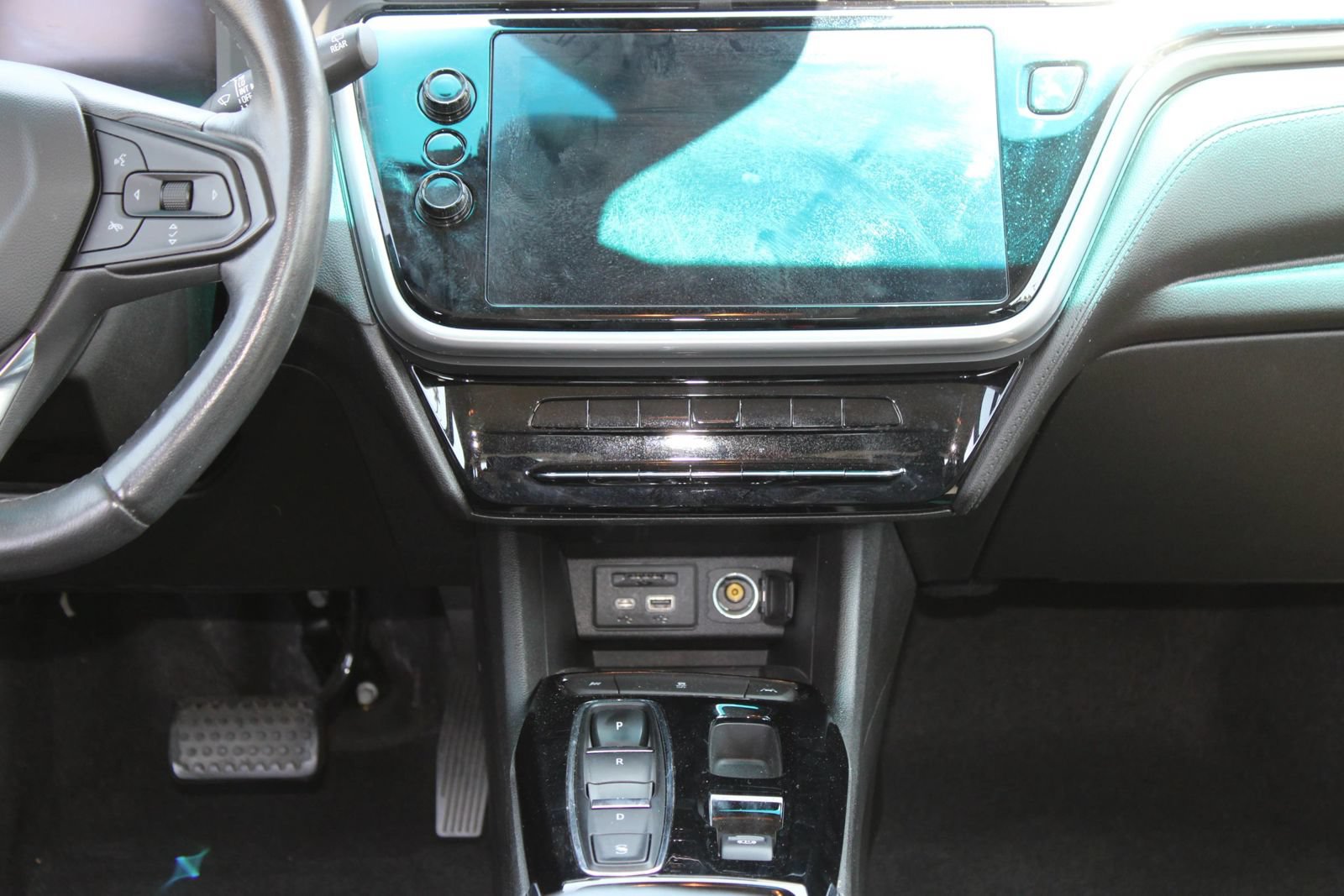 Used 2022 Chevrolet Bolt LT w/ Infotainment Package FWD image 32
