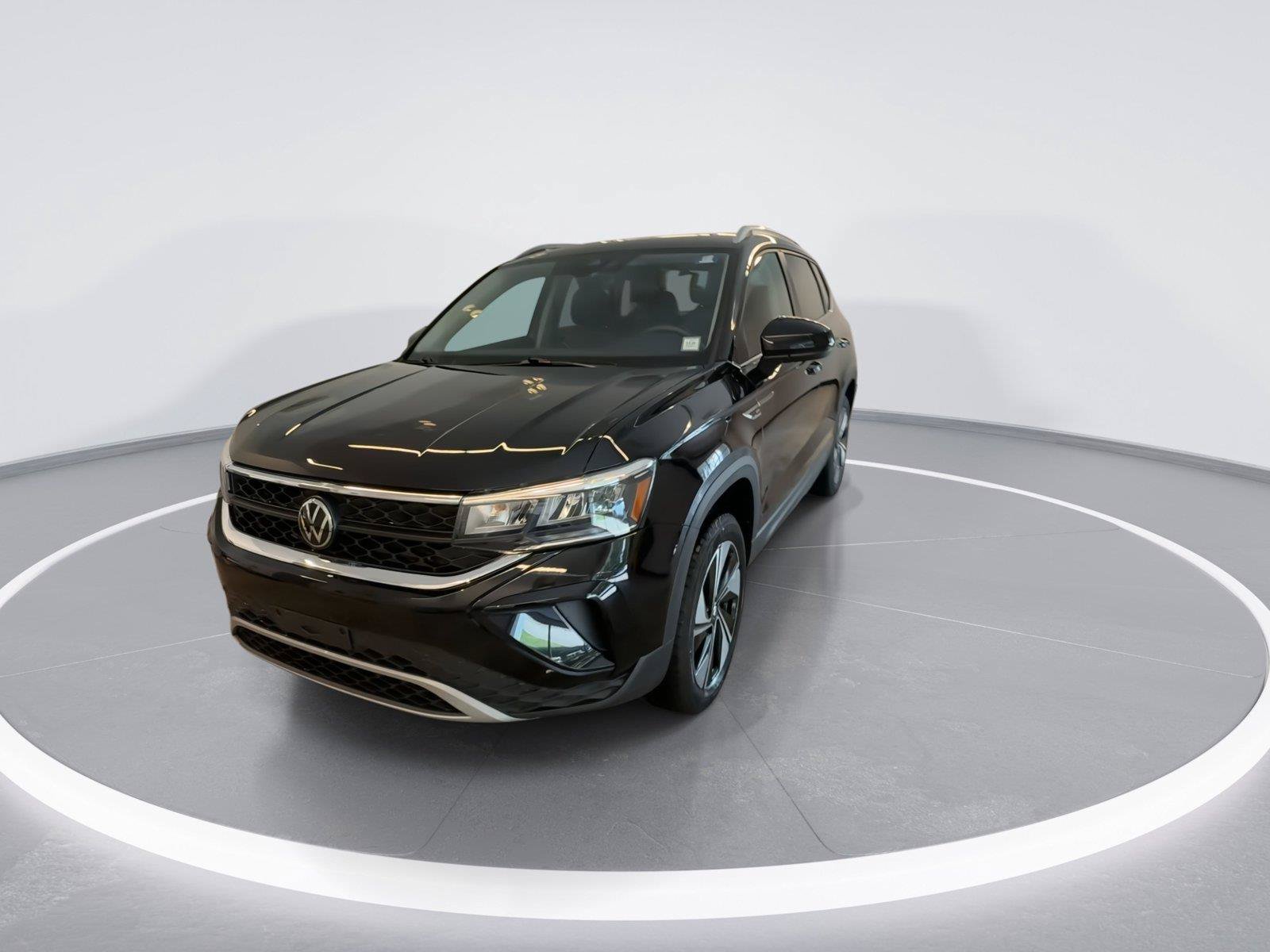 Used 2024 Volkswagen Taos SE w/ Panoramic Sunroof Package AWD/4WD image 4