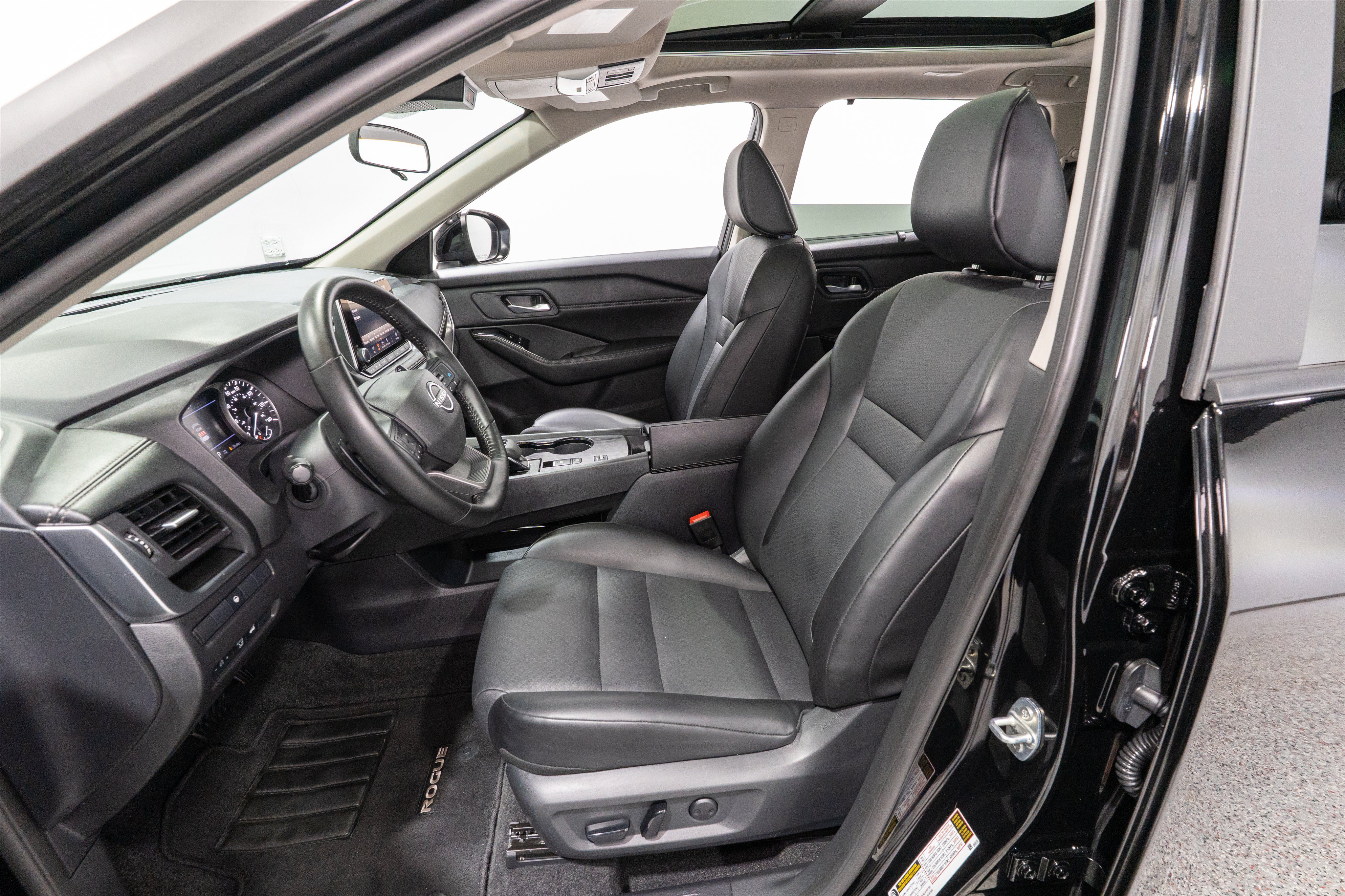 Used 2025 Nissan Rogue SV w/ SV Premium Package FWD image 15