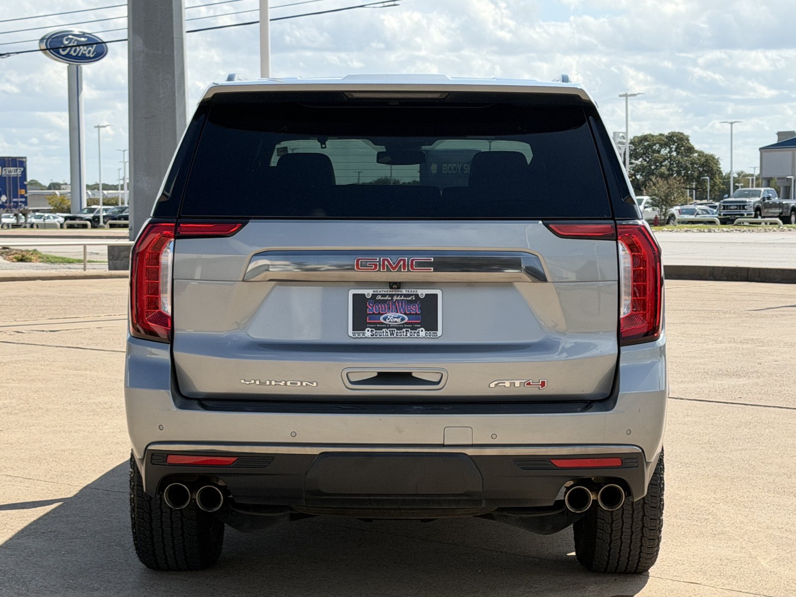 Used 2024 GMC Yukon AT4 w/ Technology Package AWD/4WD image 5