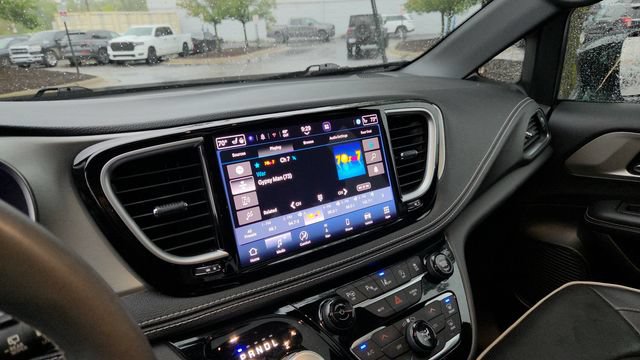 Certified 2023 Chrysler Pacifica Limited w/ Uconnect Theater Family Group AWD/4WD image 18