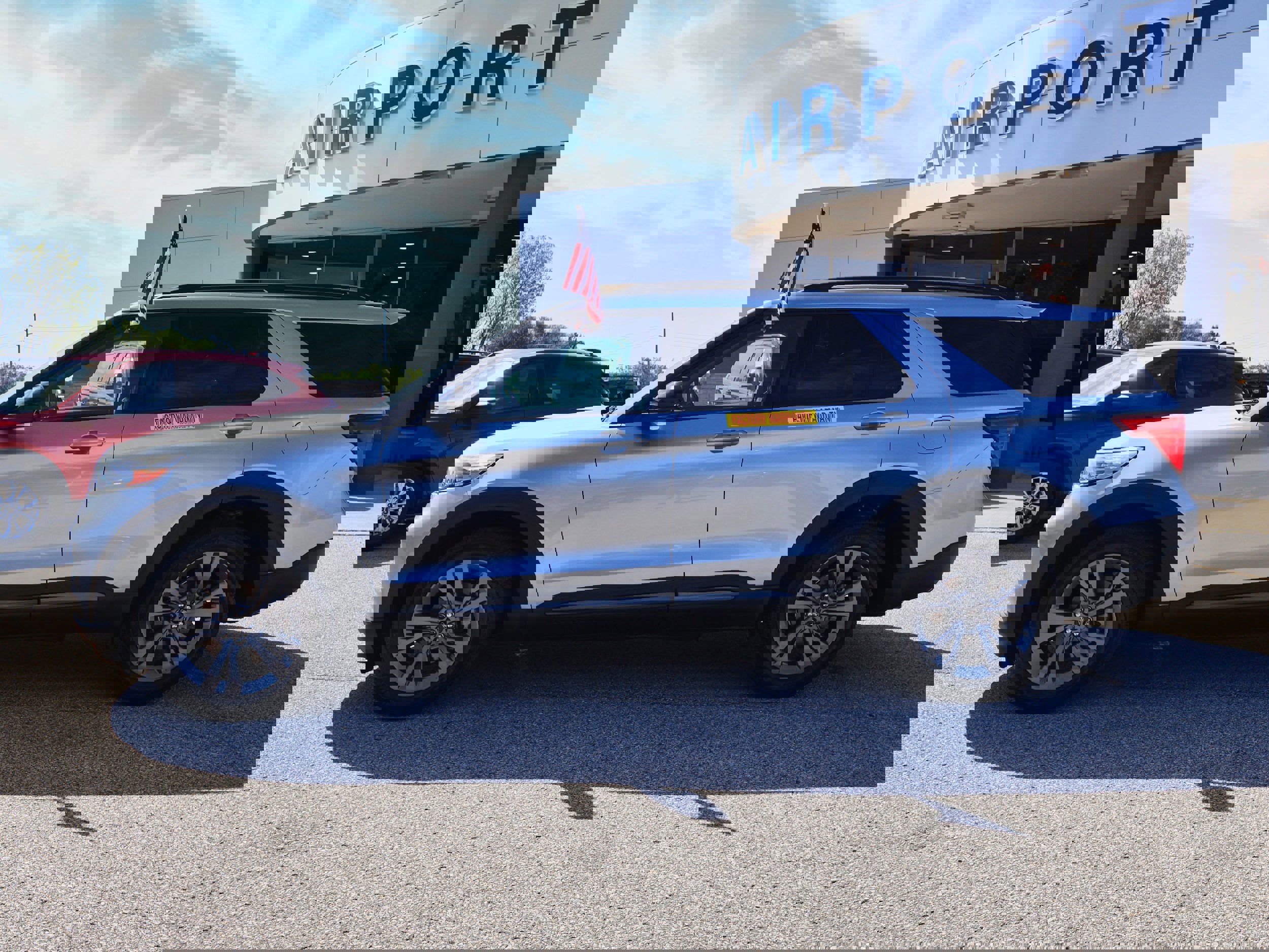 Used 2022 Ford Explorer XLT w/ Equipment Group 202A image 2