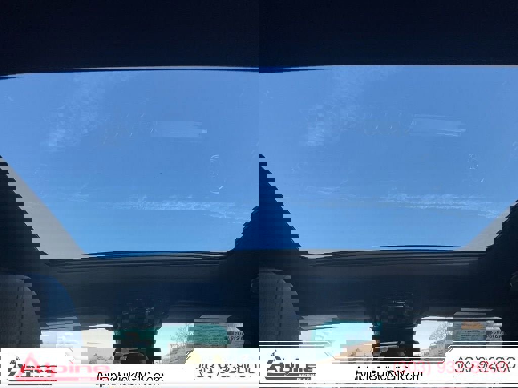 Used 2025 Mercedes-Benz GLB 250 4MATIC image 17