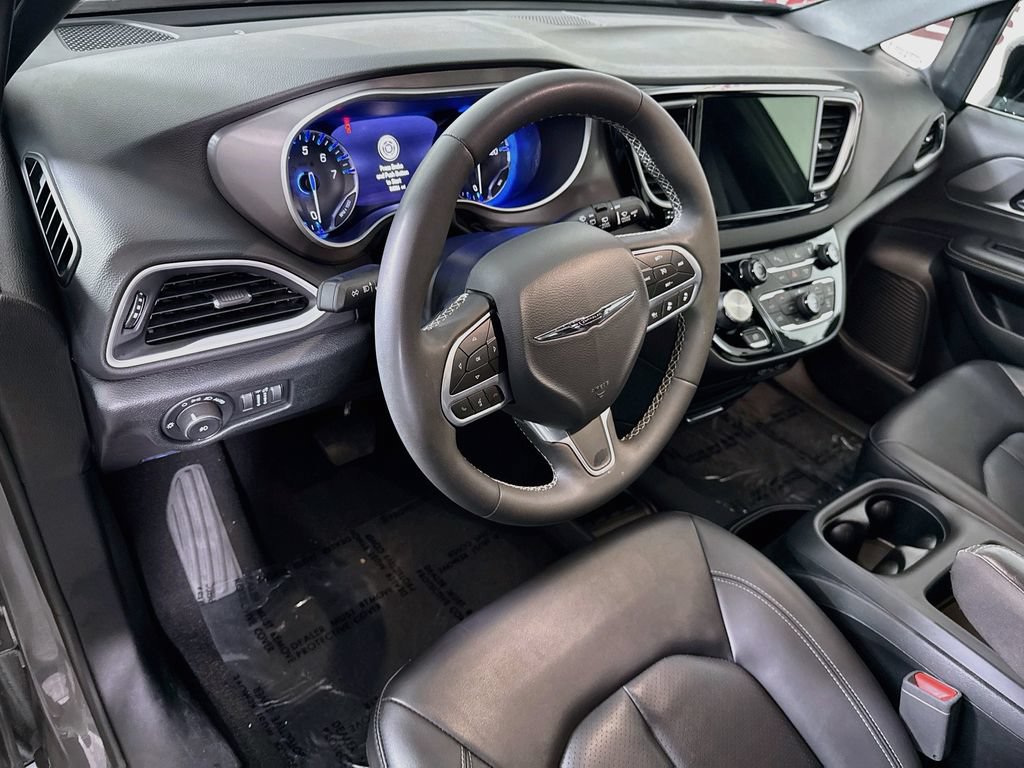 Used 2025 Chrysler Pacifica Select FWD image 19