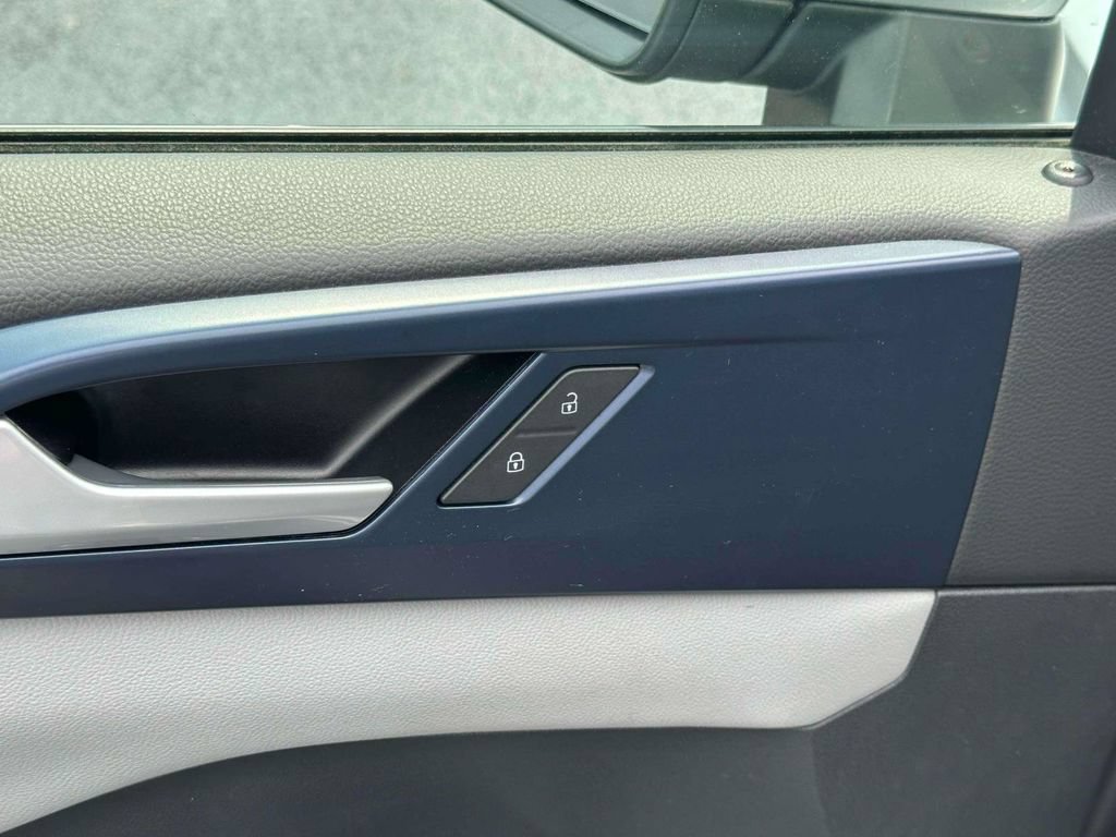 Used 2023 Volkswagen Taos SE w/ Panoramic Sunroof Package AWD/4WD image 18
