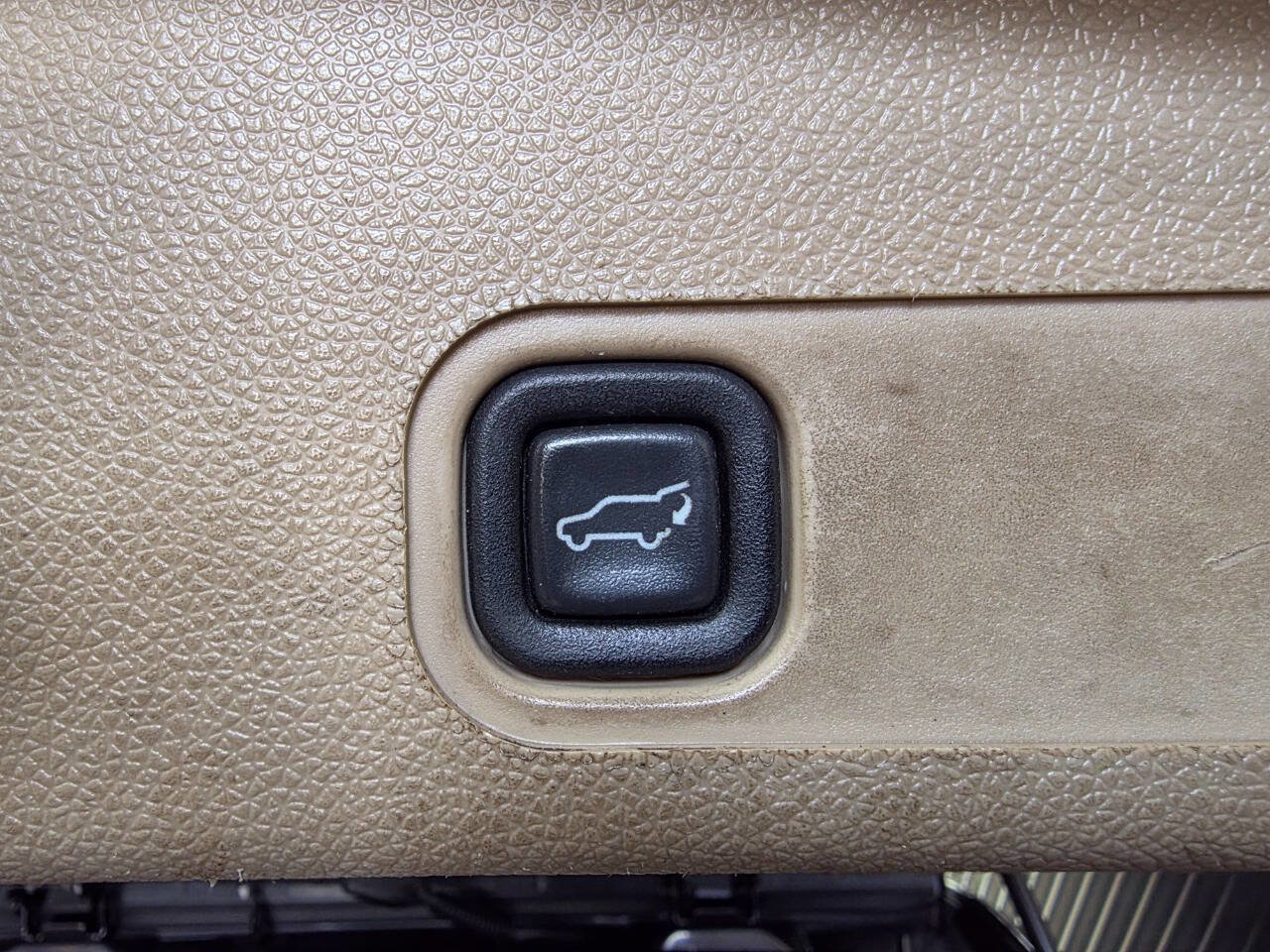 Used 2011 Chevrolet Suburban LTZ image 31