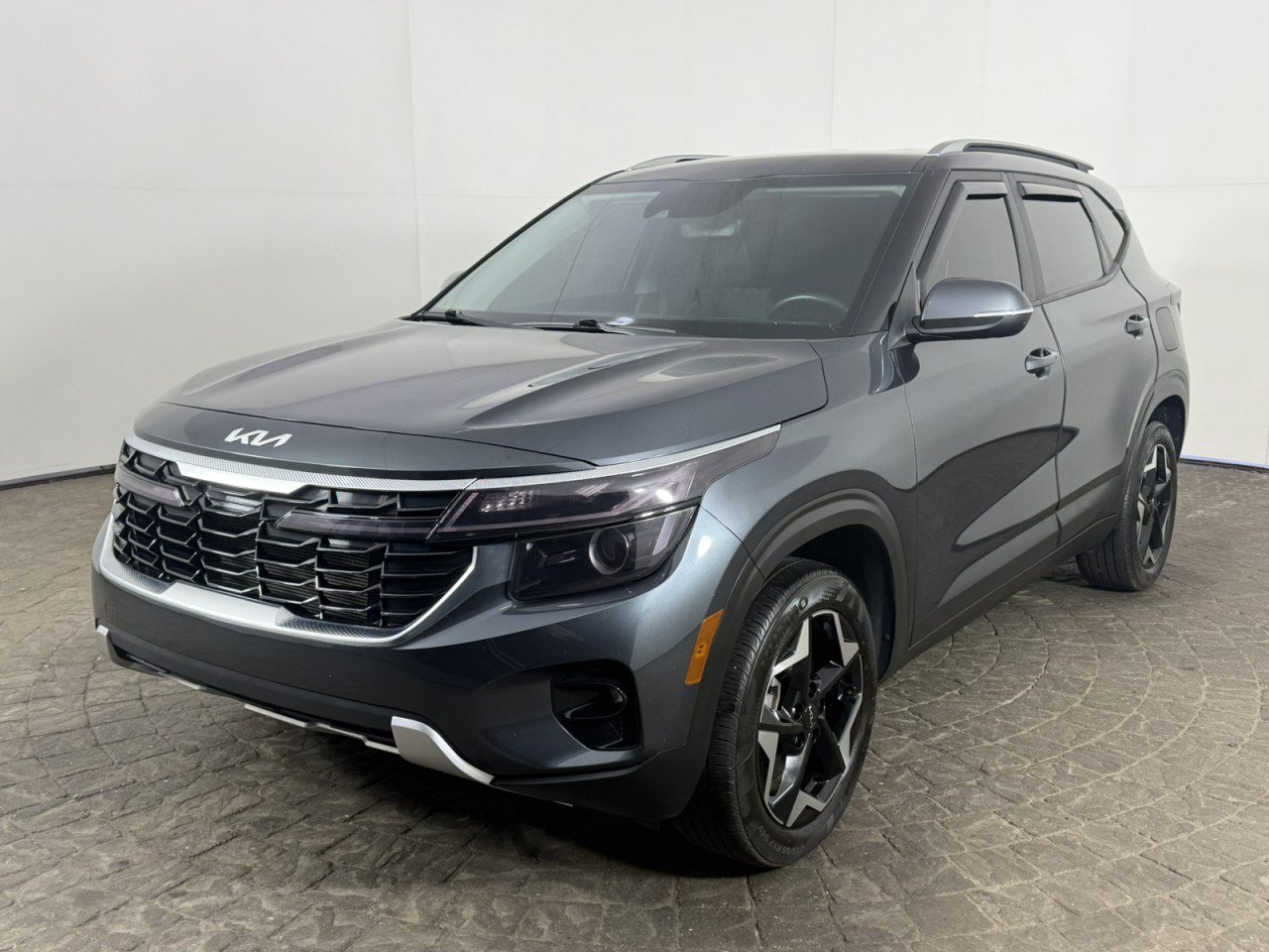 Used 2025 Kia Seltos S AWD/4WD image 3