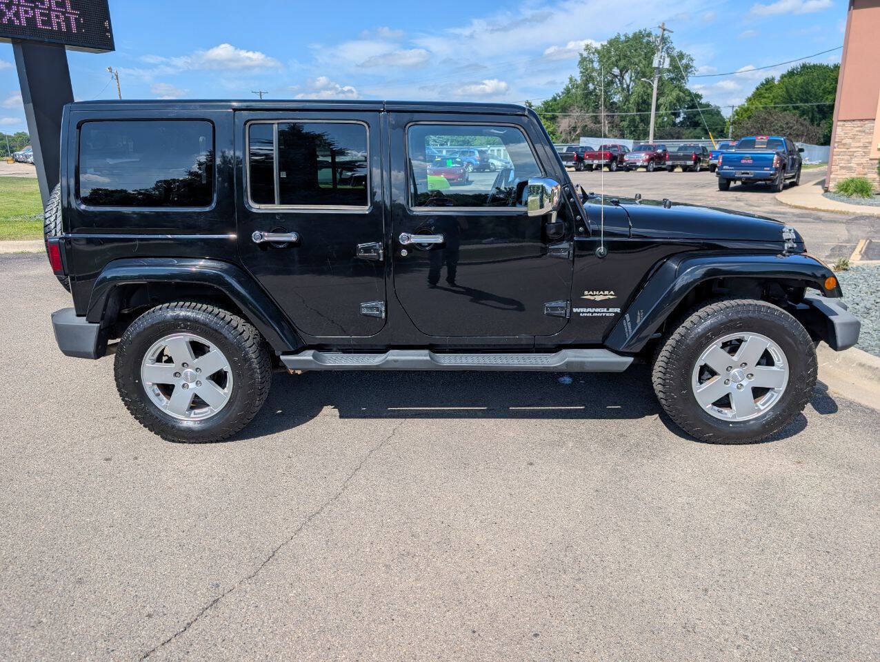 Used 2012 Jeep Wrangler Unlimited Sahara w/ Connectivity Group AWD/4WD image 10