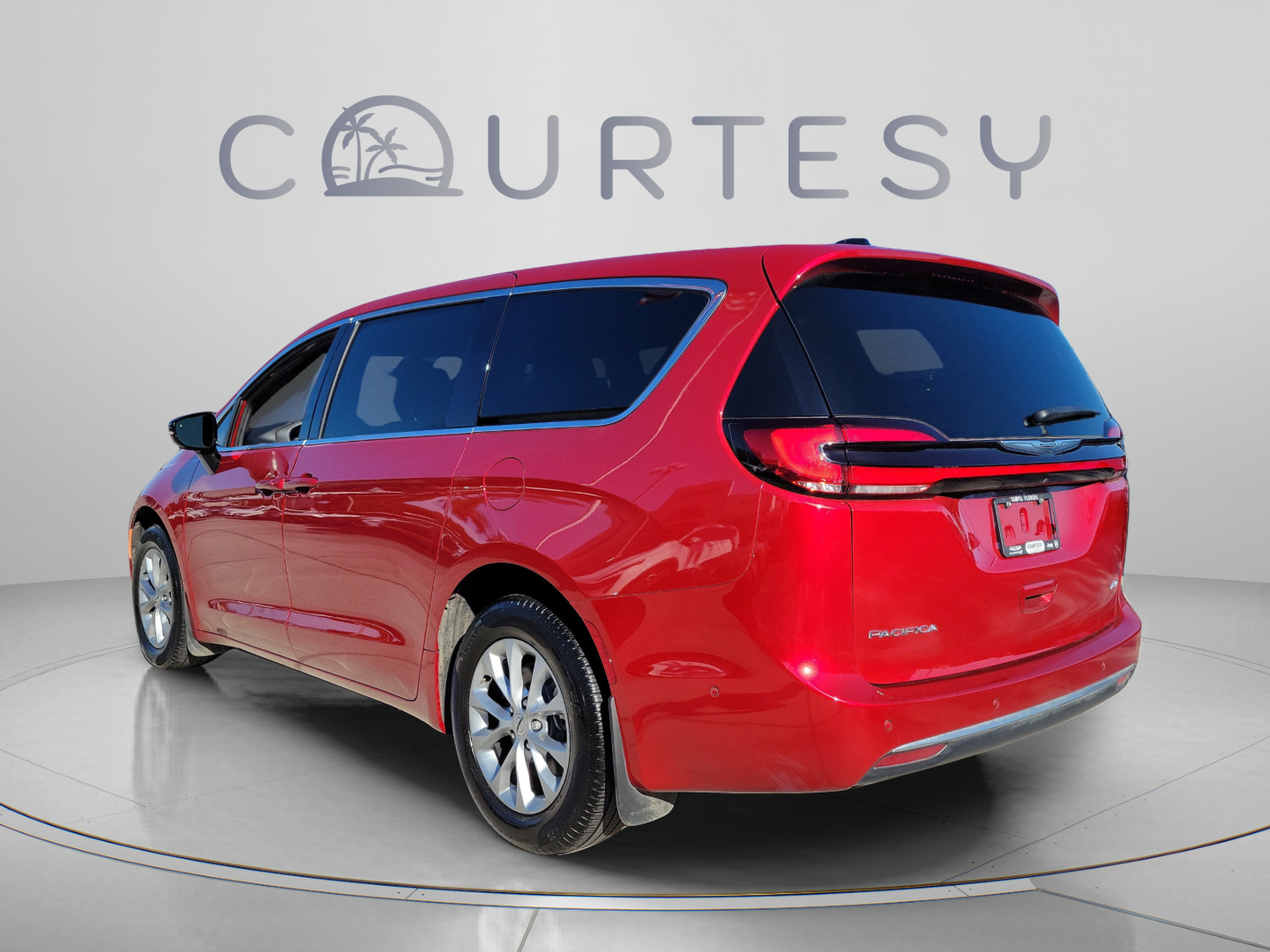 Used 2025 Chrysler Pacifica Select AWD/4WD image 2