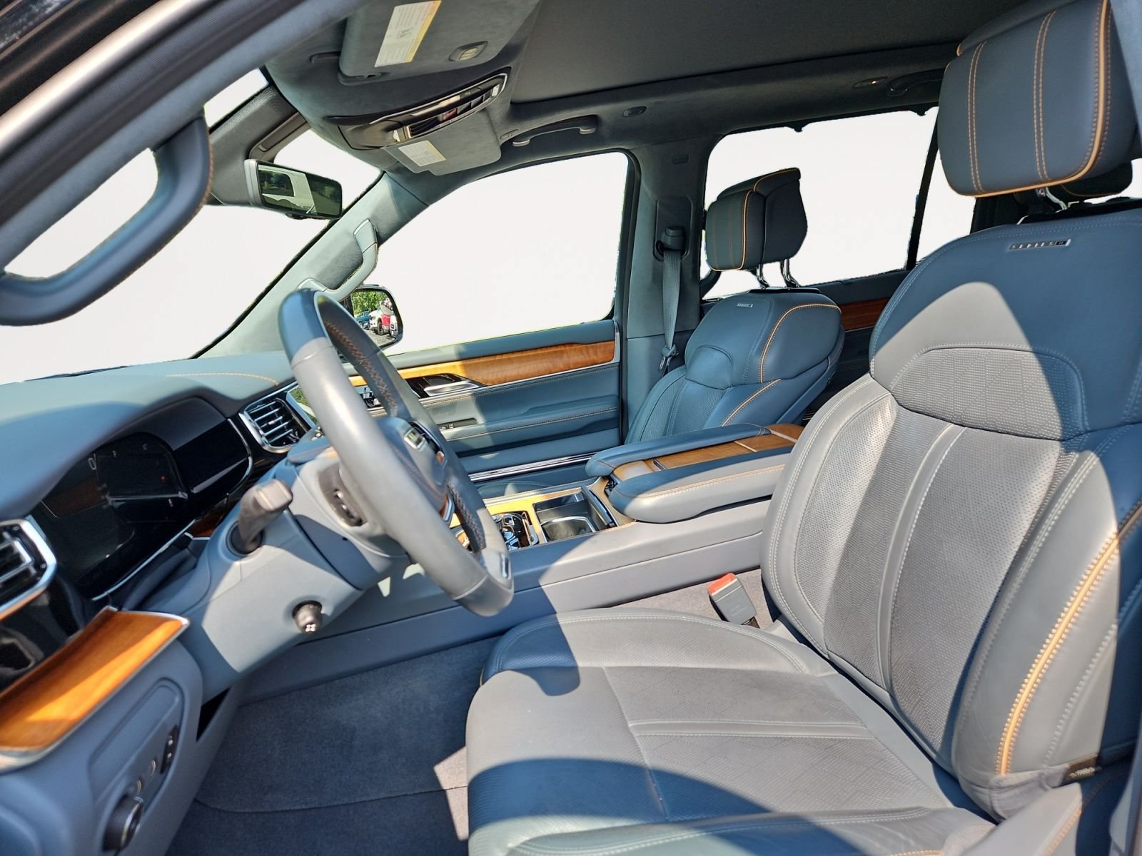 Used 2022 Jeep Grand Wagoneer Series II AWD/4WD image 9