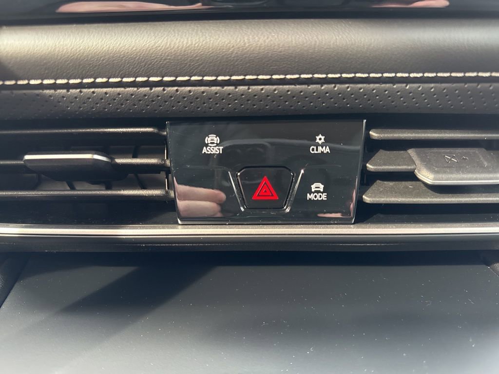 Used 2024 Volkswagen Atlas SE image 25