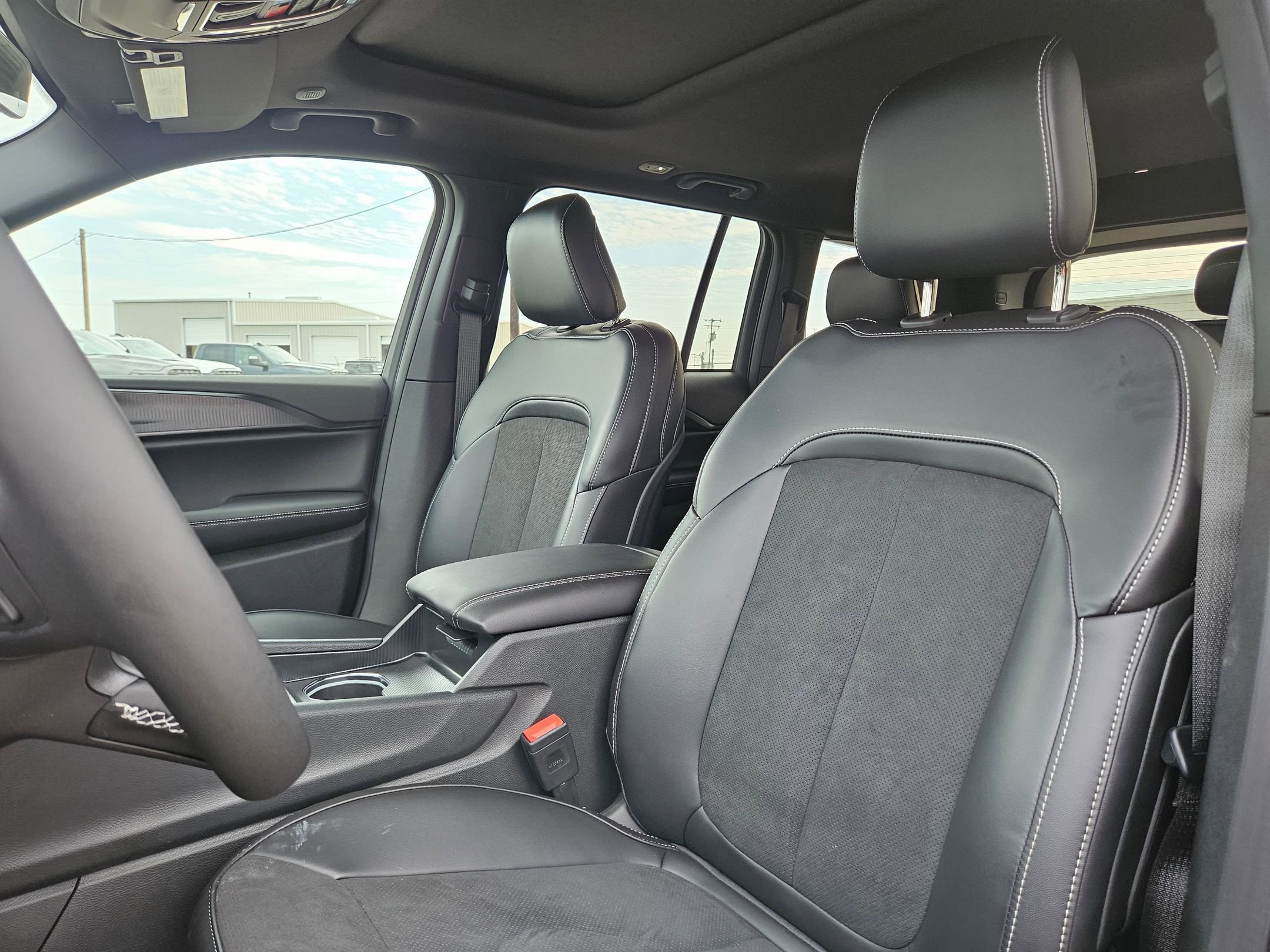 New 2025 Jeep Grand Cherokee Altitude image 12