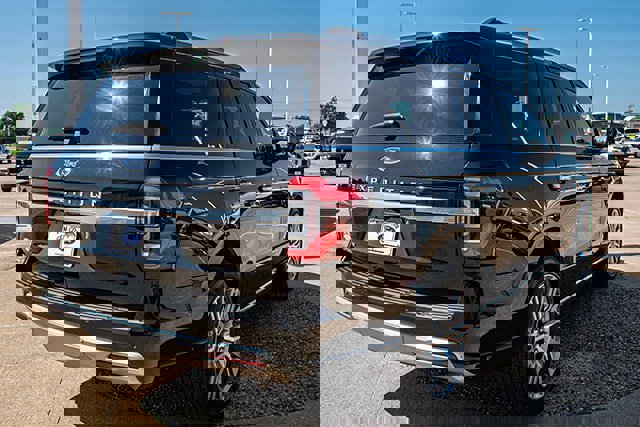 Used 2024 Ford Expedition Platinum image 4